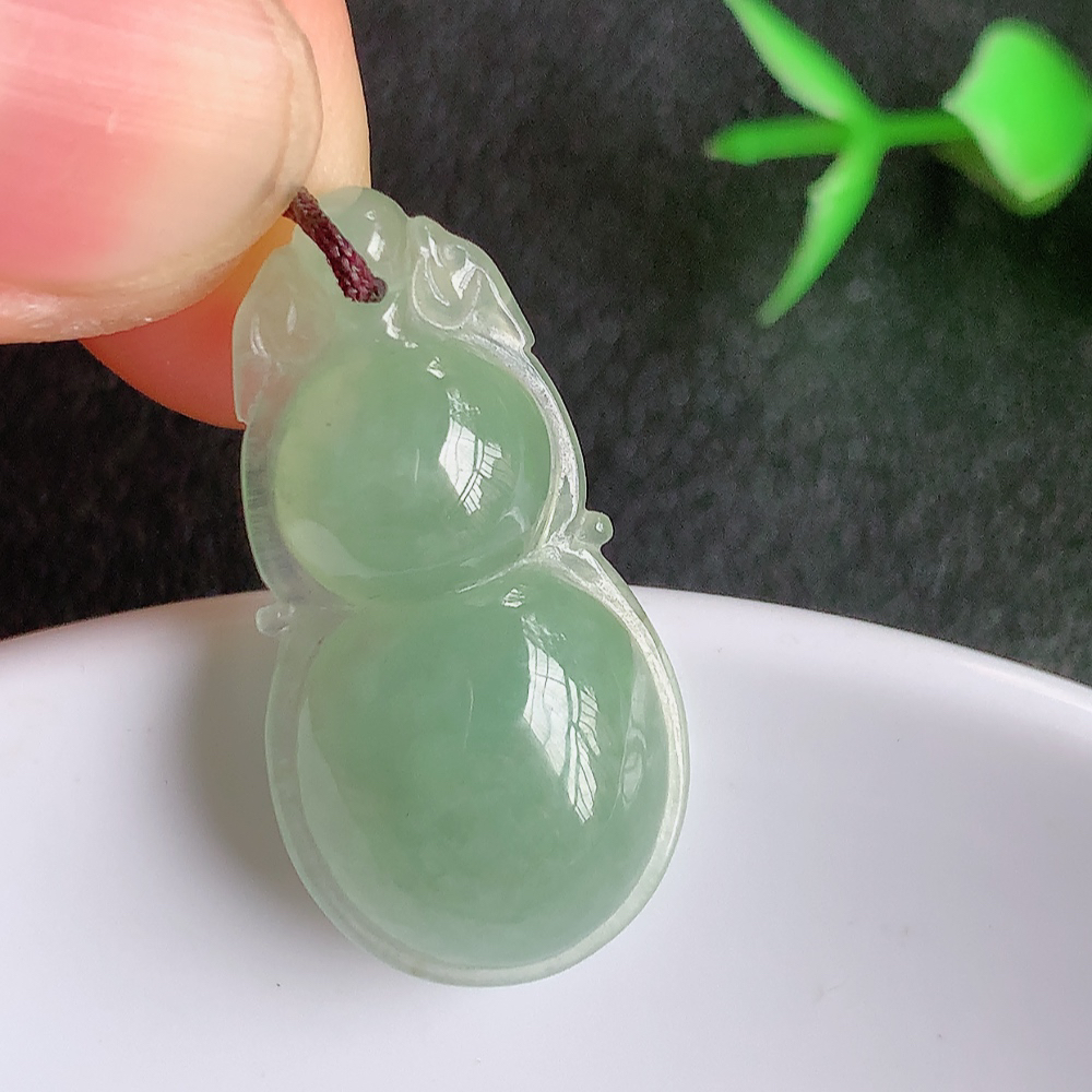 冰润葫芦翡翠吊坠  寓意“福禄双全，加官进爵，财源滚滚” 莹润通透，抱满大气  清新脱俗    W357.13 尺寸：29.6-15.2-5.6mm