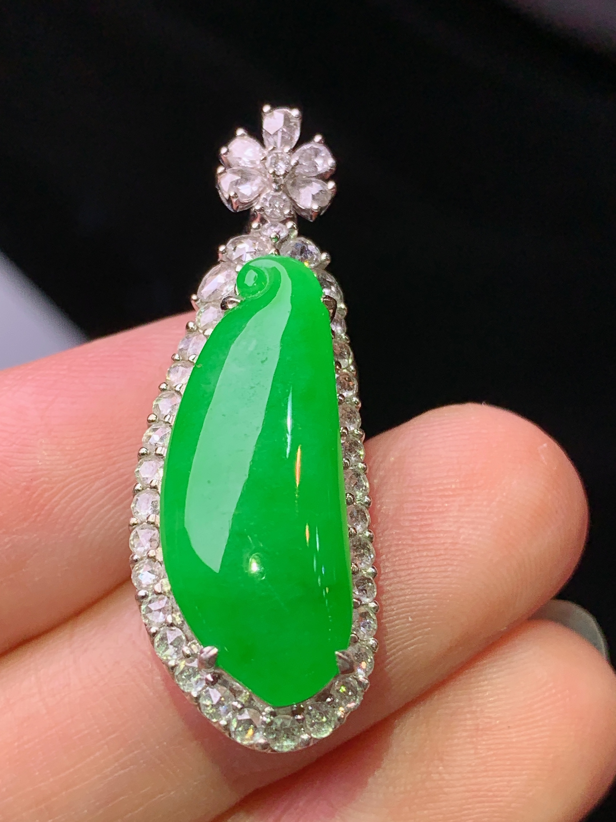 18k金钻镶嵌满绿福瓜吊坠 玉质细腻 色泽艳丽清新 水润亮眼 整体尺寸34.5*12.2*9.6s1