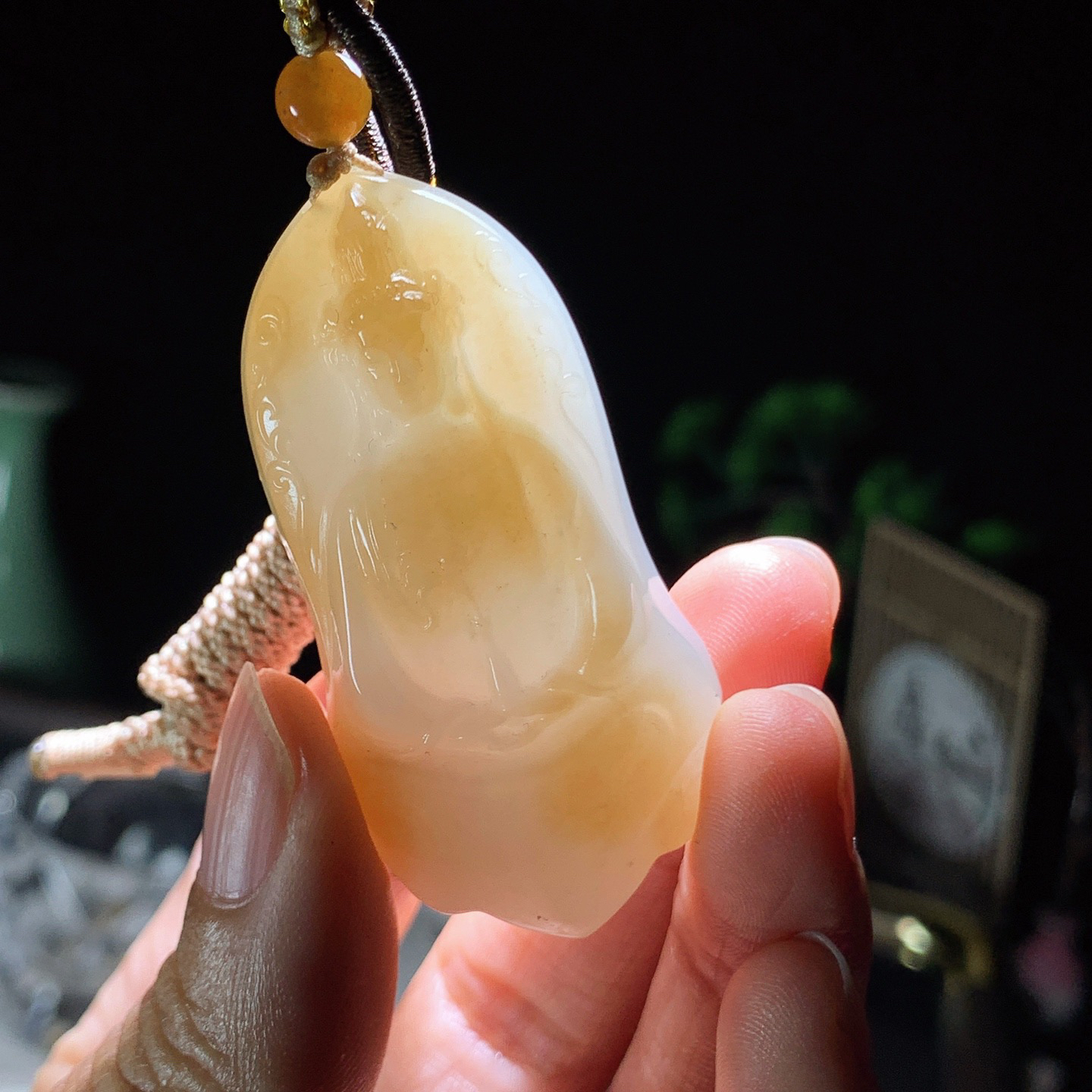 新疆和田玉白玉且末糖观音挂件 尺寸54/27/10重24克。玉质细腻油润。手推出油。佩戴高端典雅。lt260413