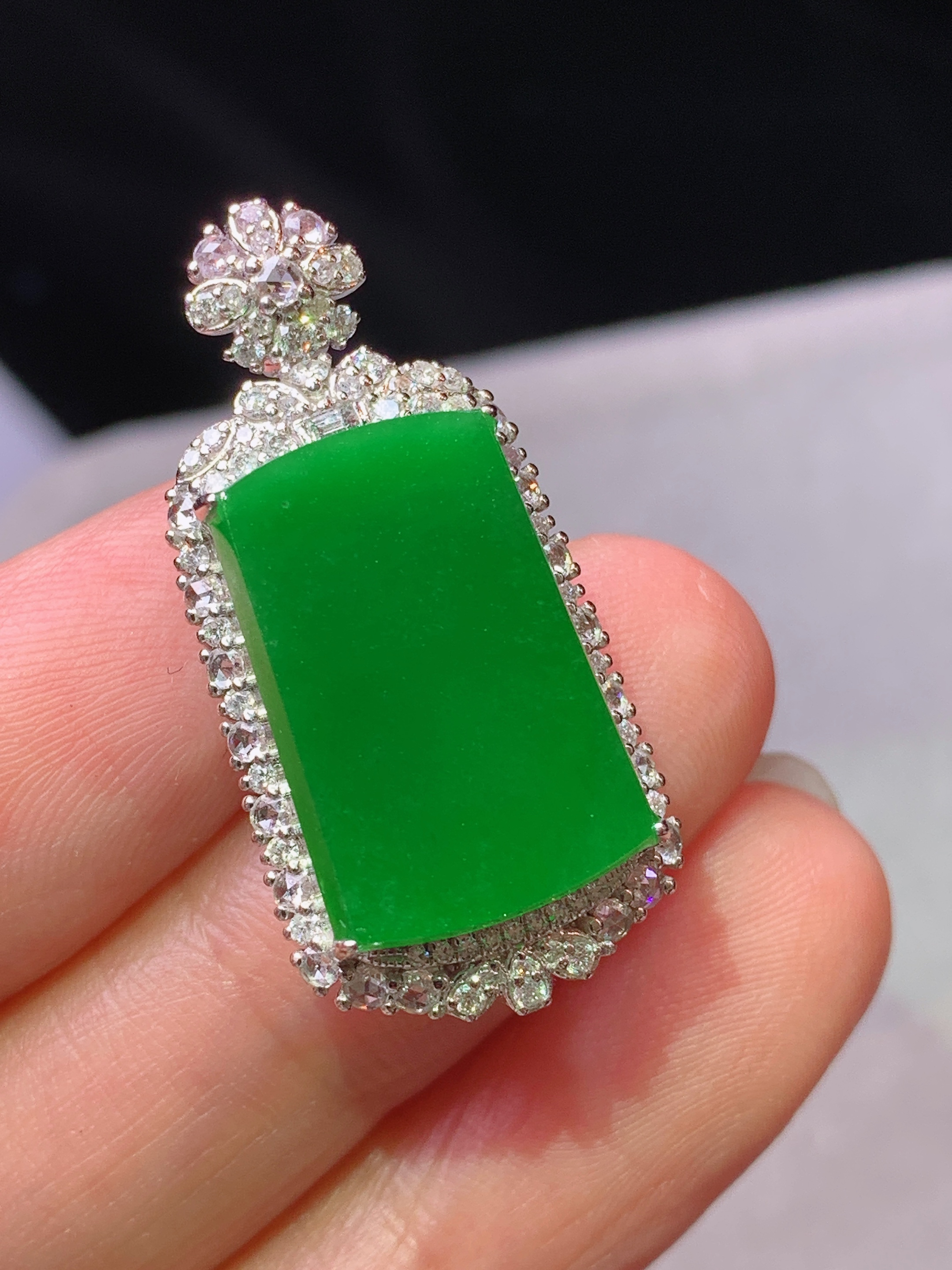 18k金钻镶嵌满绿无事牌吊坠 玉质细腻 水润亮眼 色泽艳丽 整体尺寸30.6*14.8*9m5