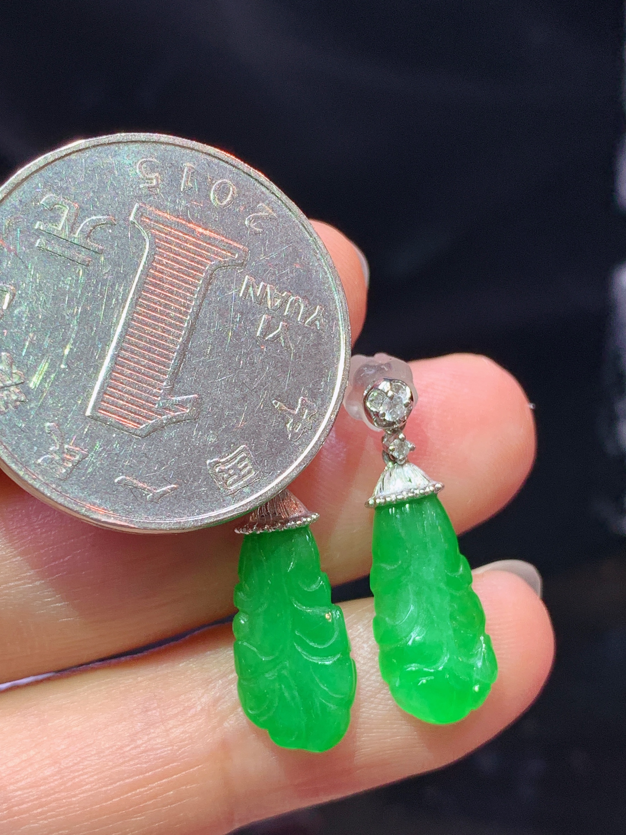 18k金钻镶嵌满绿白菜耳坠 玉质细腻 水润亮眼 色泽艳丽 整体尺寸22*7.5*2.8z1