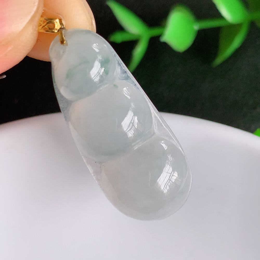 18k金扣冰润飘花福豆翡翠挂件，老种飘花  冰清玉洁  胶感十足  寓意“四季平安，福气满满”颜色鲜