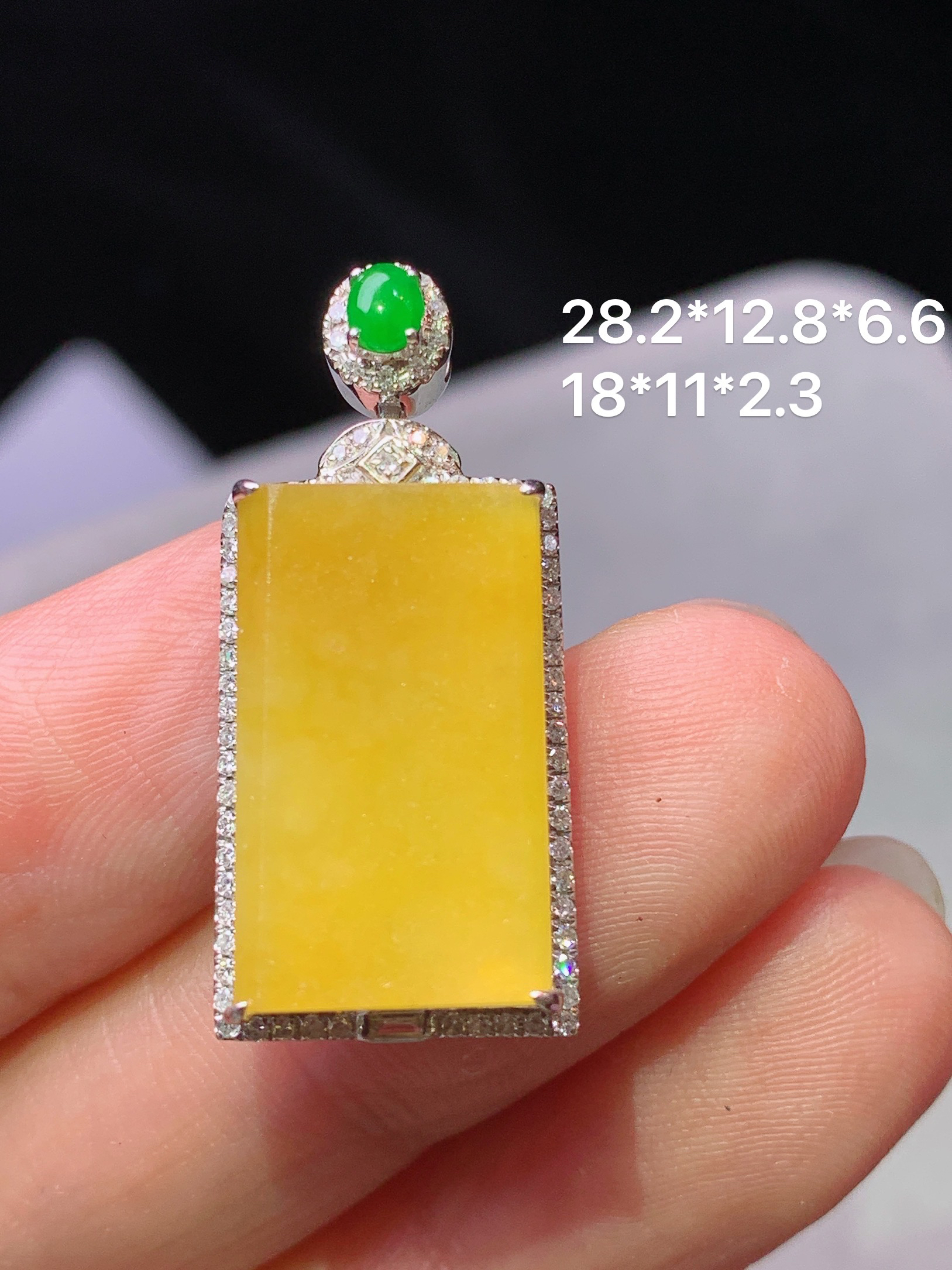 18k金钻镶嵌黄翡无事牌吊坠 玉质细腻 水润亮眼 色泽艳丽 整体尺寸28.2*12.8*6.6m5