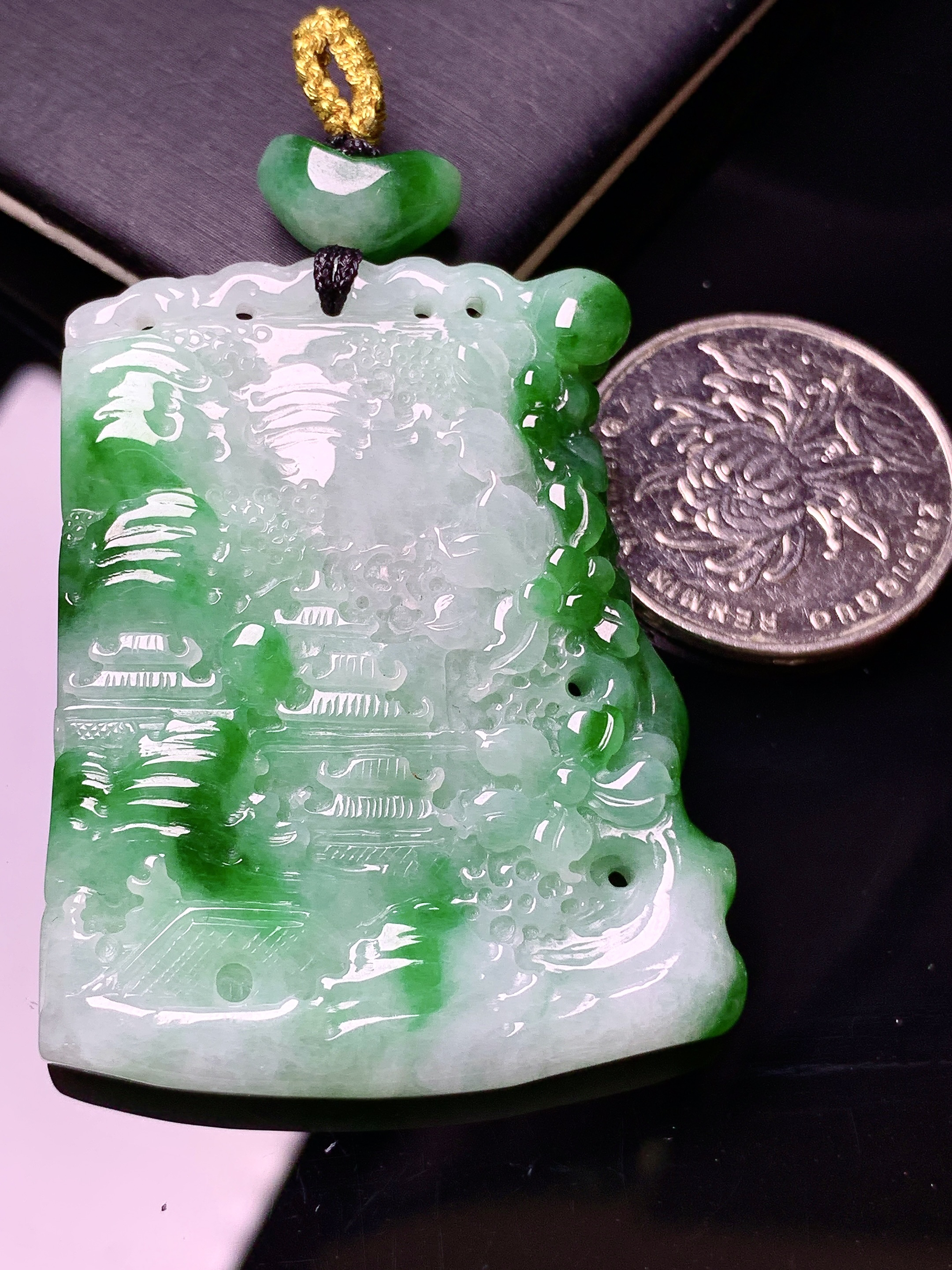 飘绿山水牌子吊坠 玉质细腻 色泽艳丽清新 水润亮眼 整体尺寸47.7*38*6.2e1