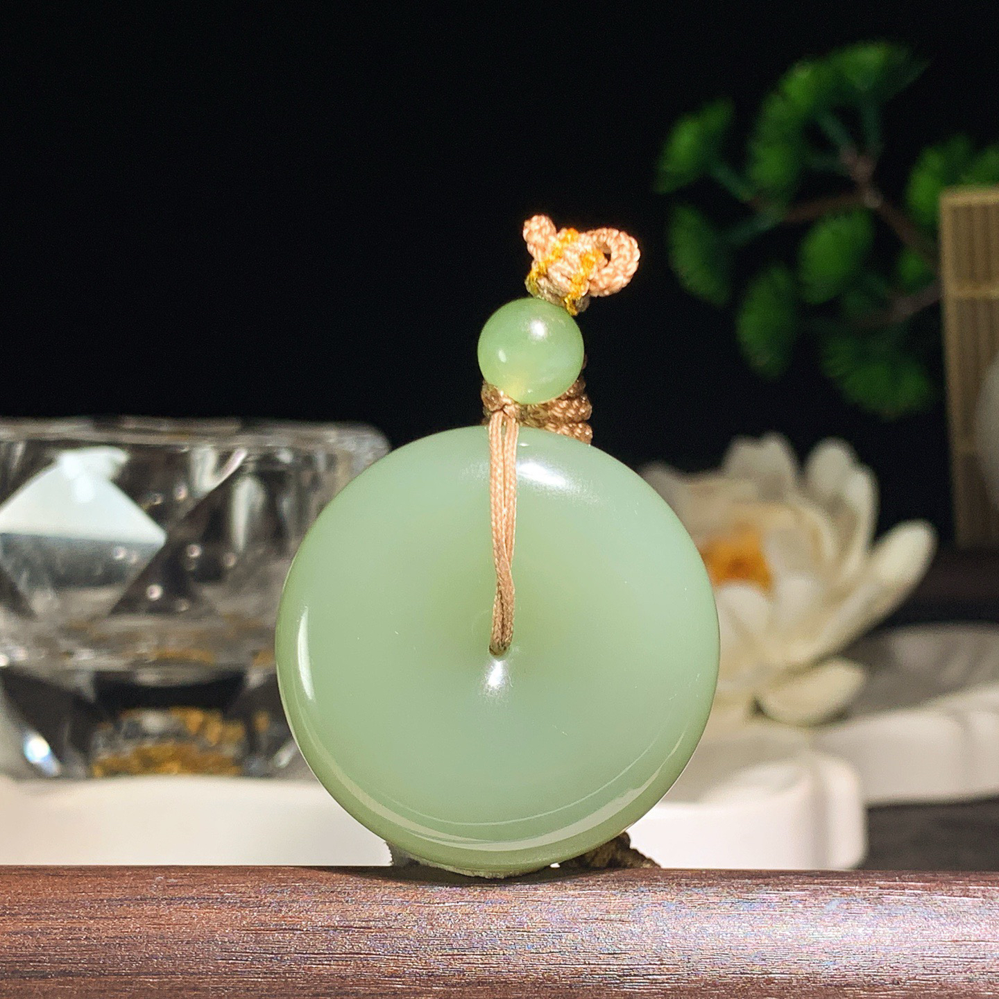 和田玉清水平安扣挂件。尺寸33/11重28.5克  手推出油。玉质细腻油润。品相大气206413