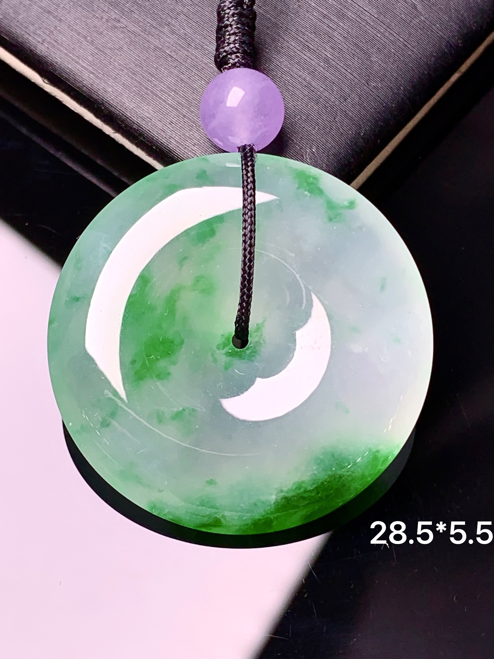飘绿平安扣吊坠 玉质细腻 色泽艳丽清新 水润亮眼 整体尺寸28.5*5.6d3