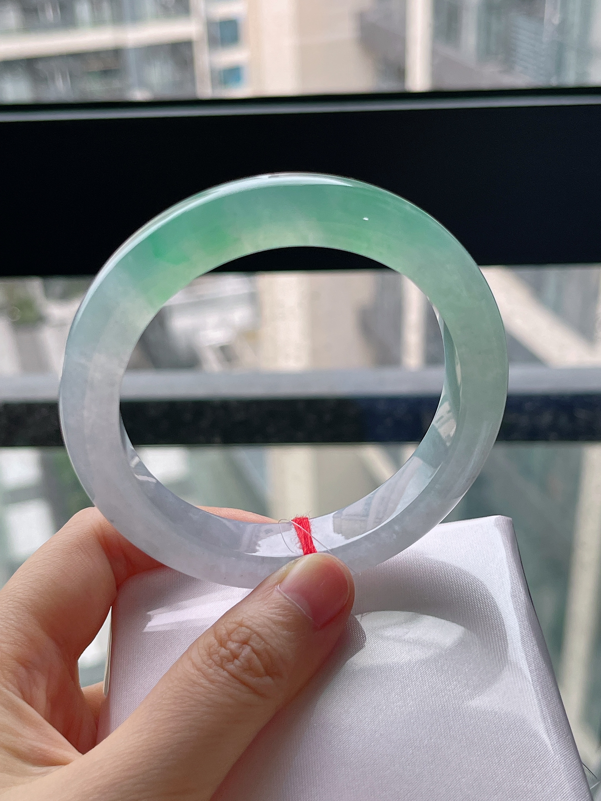 正圈57.2圈口，翡翠冰种淡绿色手镯