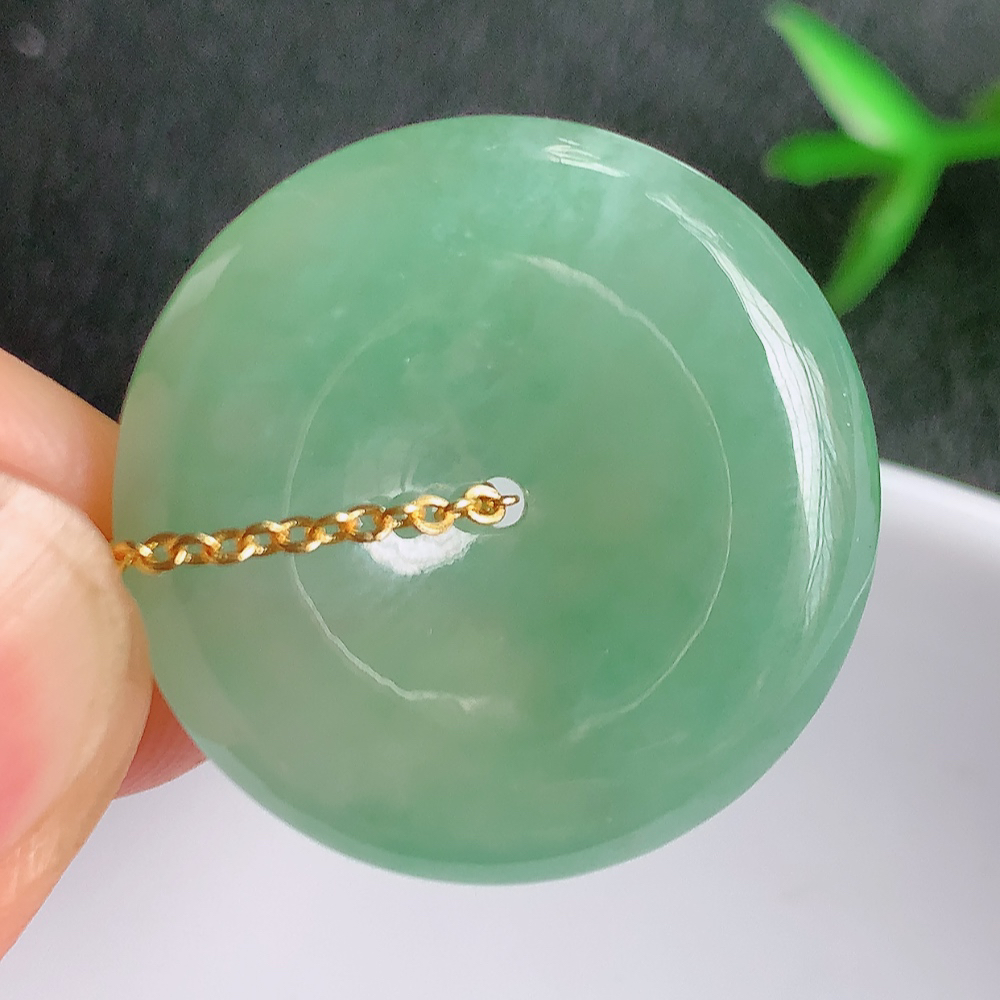 冰润平安扣吊坠，厚装饱满，冰润剔透，细腻水足，种质润泽，飘花灵动，佩戴优雅大气，W357.13   尺寸：24.5-5.7mm