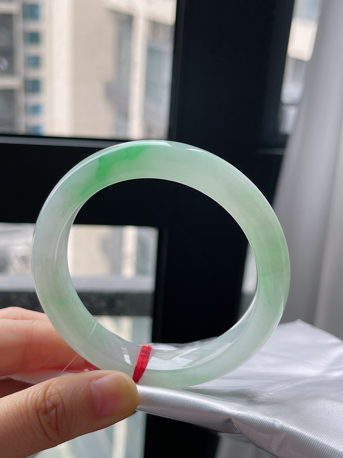 正圈57.3圈口，翡翠冰糯种飘绿手镯