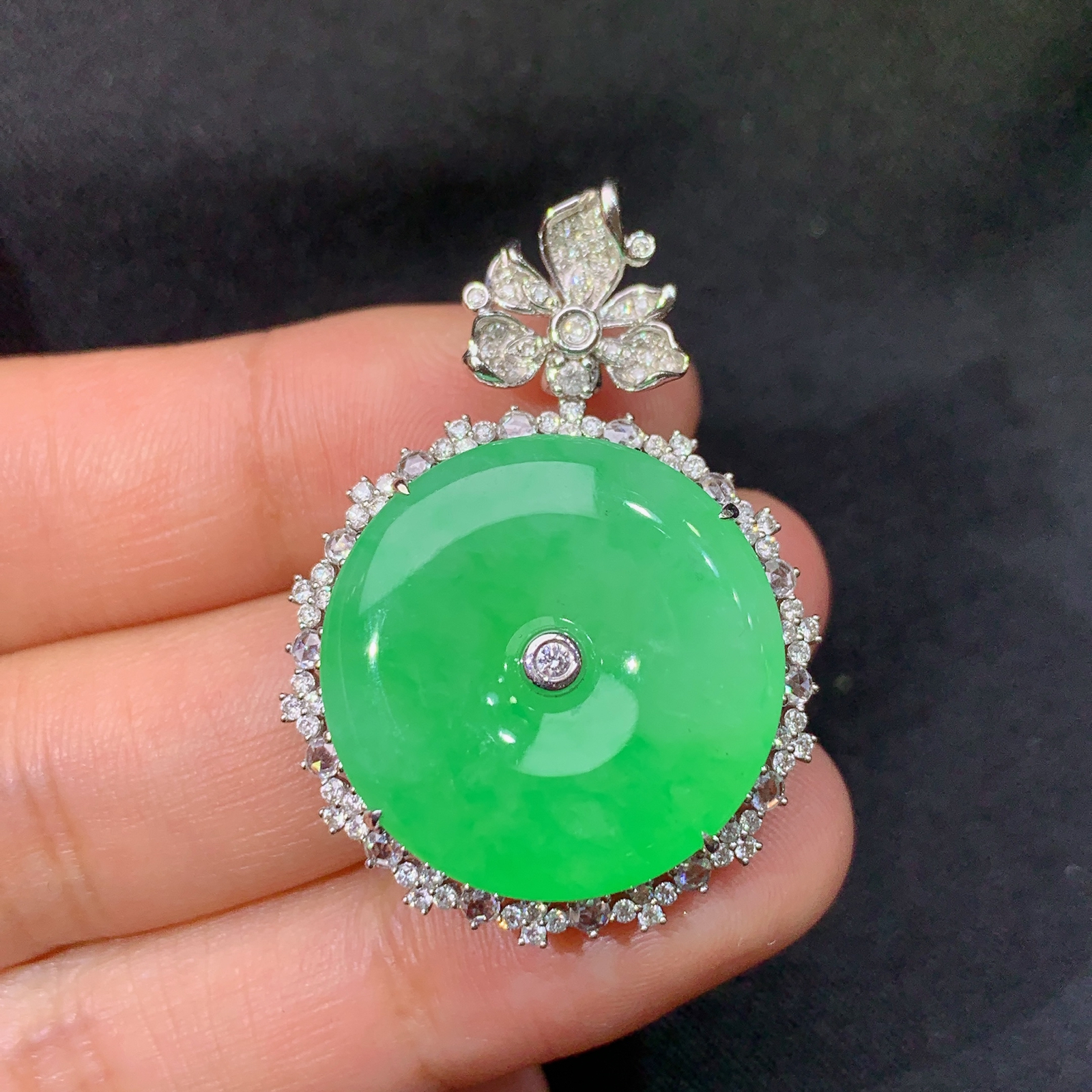 冰翠绿平安扣吊坠，18k金镶嵌，冰润色阳，玉质细腻，种水足，尺寸37*25.9*9.4