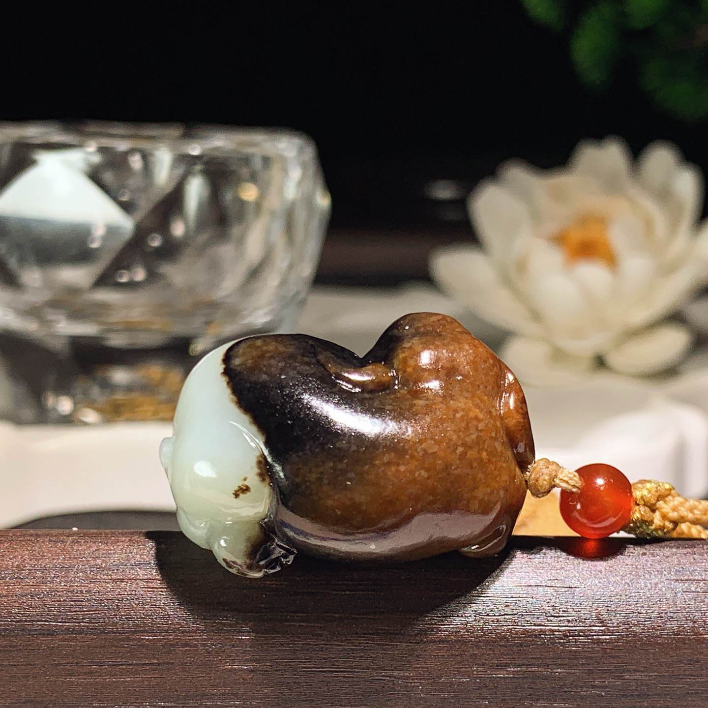 和田玉黑皮俄料大象挂件 尺寸31/23/17重22.8克。玉质细腻油润。手推出油。佩戴高端典雅。lt260413