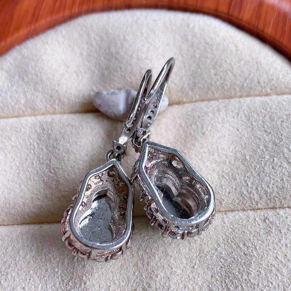 冰满绿翡翠925银镶嵌葫芦耳坠，自然光实拍，翠色灵动，颜色漂亮，种老水足，品相佳，佩戴佳品！W481.13  取一整体尺寸：17.5-10.6-7.8mm  裸石尺寸：10-7.8mm