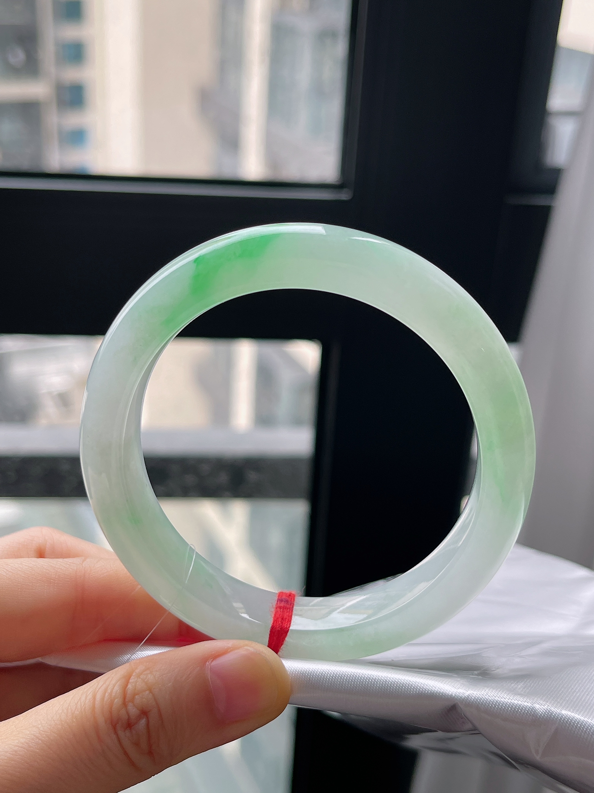 正圈57.3圈口，翡翠冰糯种飘绿手镯