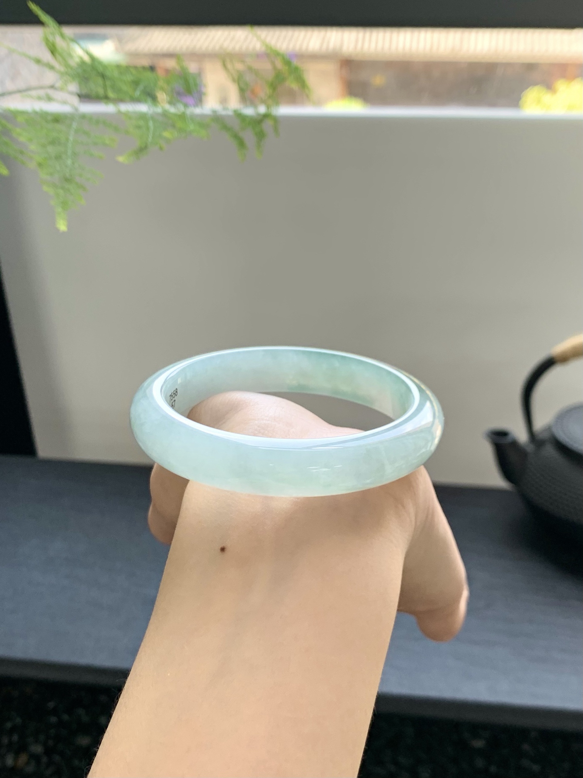 冰半山水手镯
仿佛蕴藏着大自然的灵气与生命的力量，给人一种神秘而优雅的感觉58-12-8mm