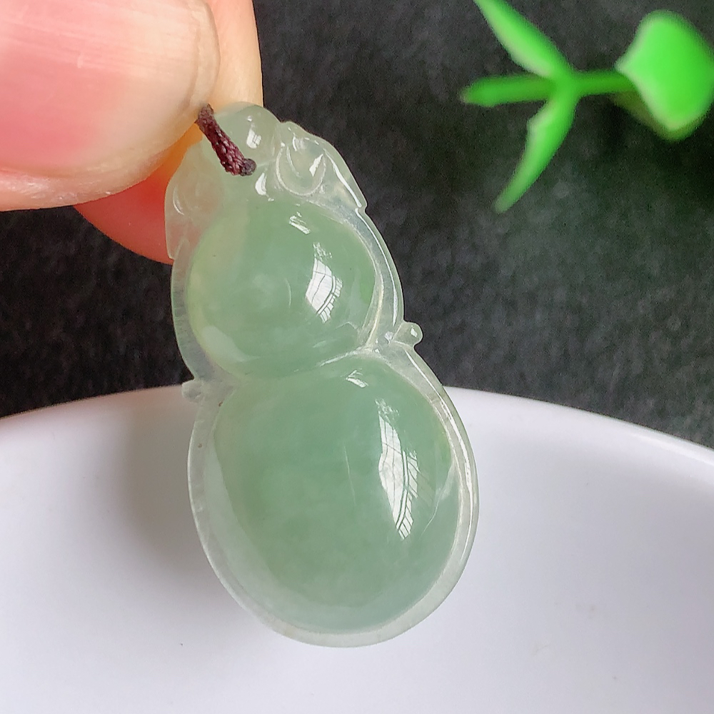 冰润葫芦翡翠吊坠  寓意“福禄双全，加官进爵，财源滚滚” 莹润通透，抱满大气  清新脱俗    W357.13 尺寸：29.6-15.2-5.6mm