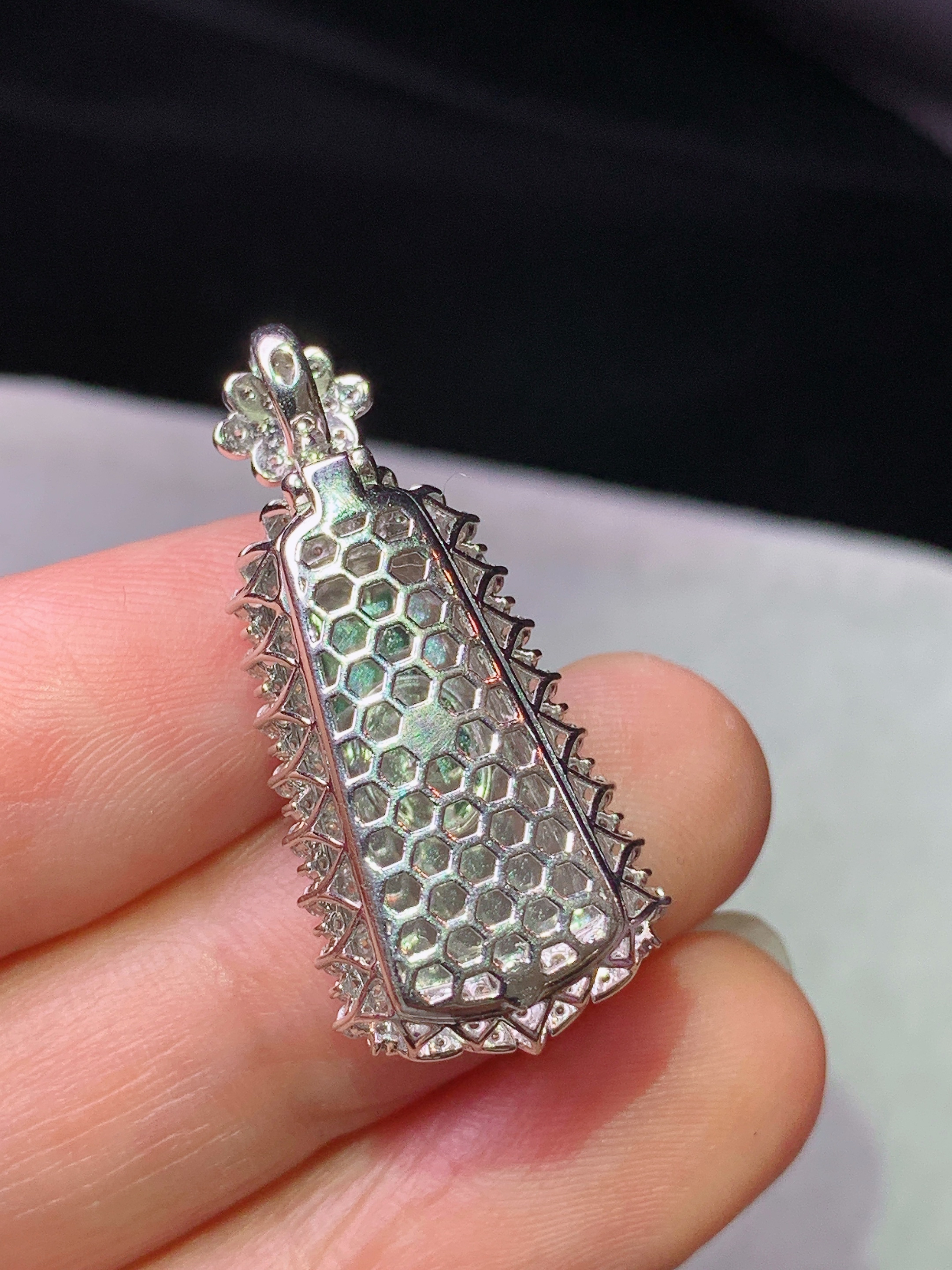 18k金钻镶嵌阳绿无事牌吊坠 玉质细腻 水润亮眼 色泽艳丽 整体尺寸30.6*13.8*9.3k1