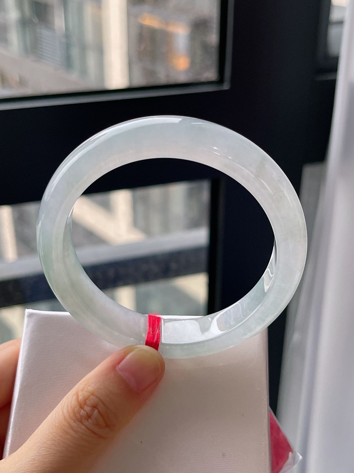 正圈57圈口，翡翠冰糯种淡绿色手镯