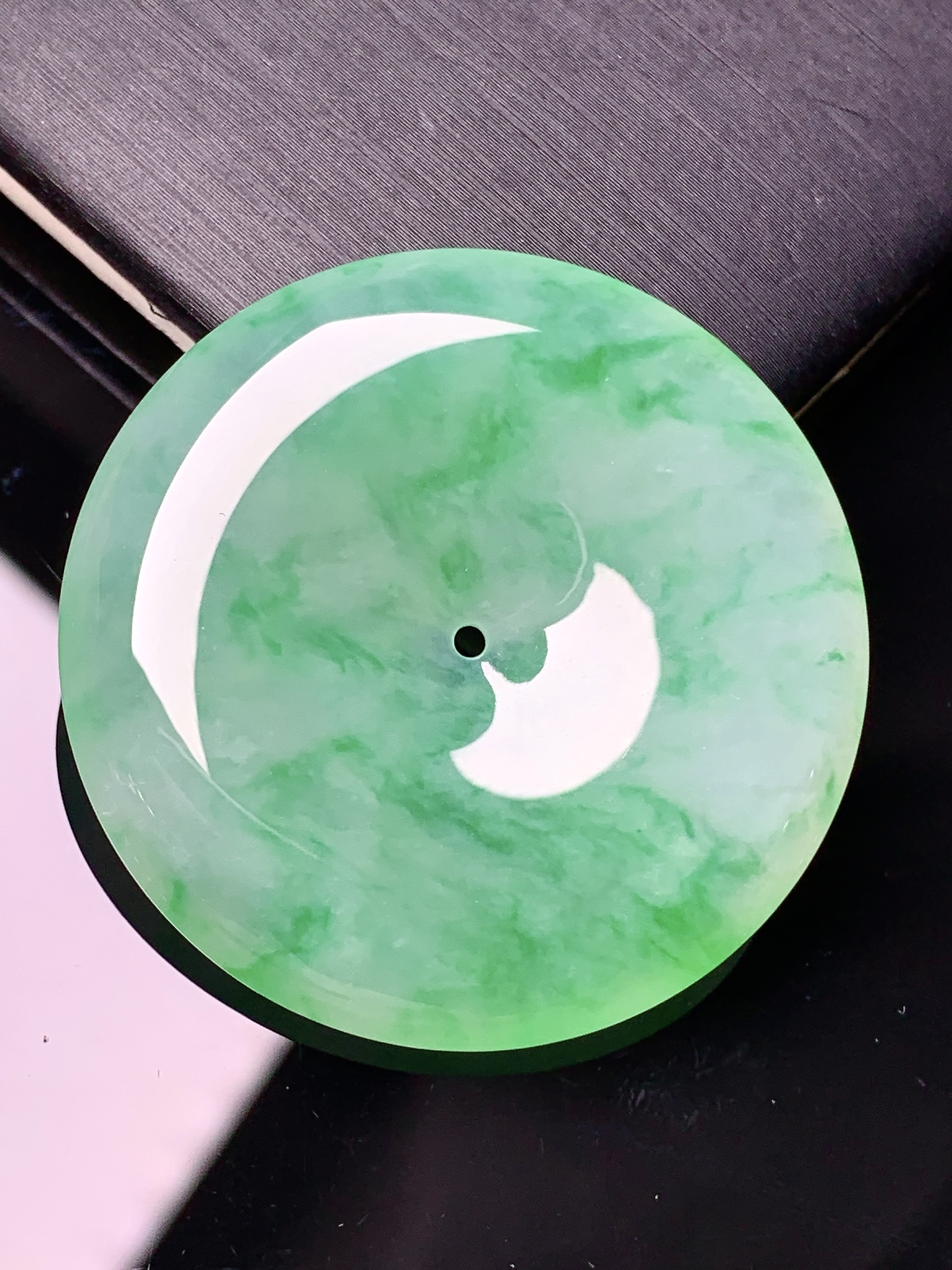 飘绿平安扣吊坠 玉质细腻 水润亮眼 色泽艳丽 整体尺寸36.2*6x1