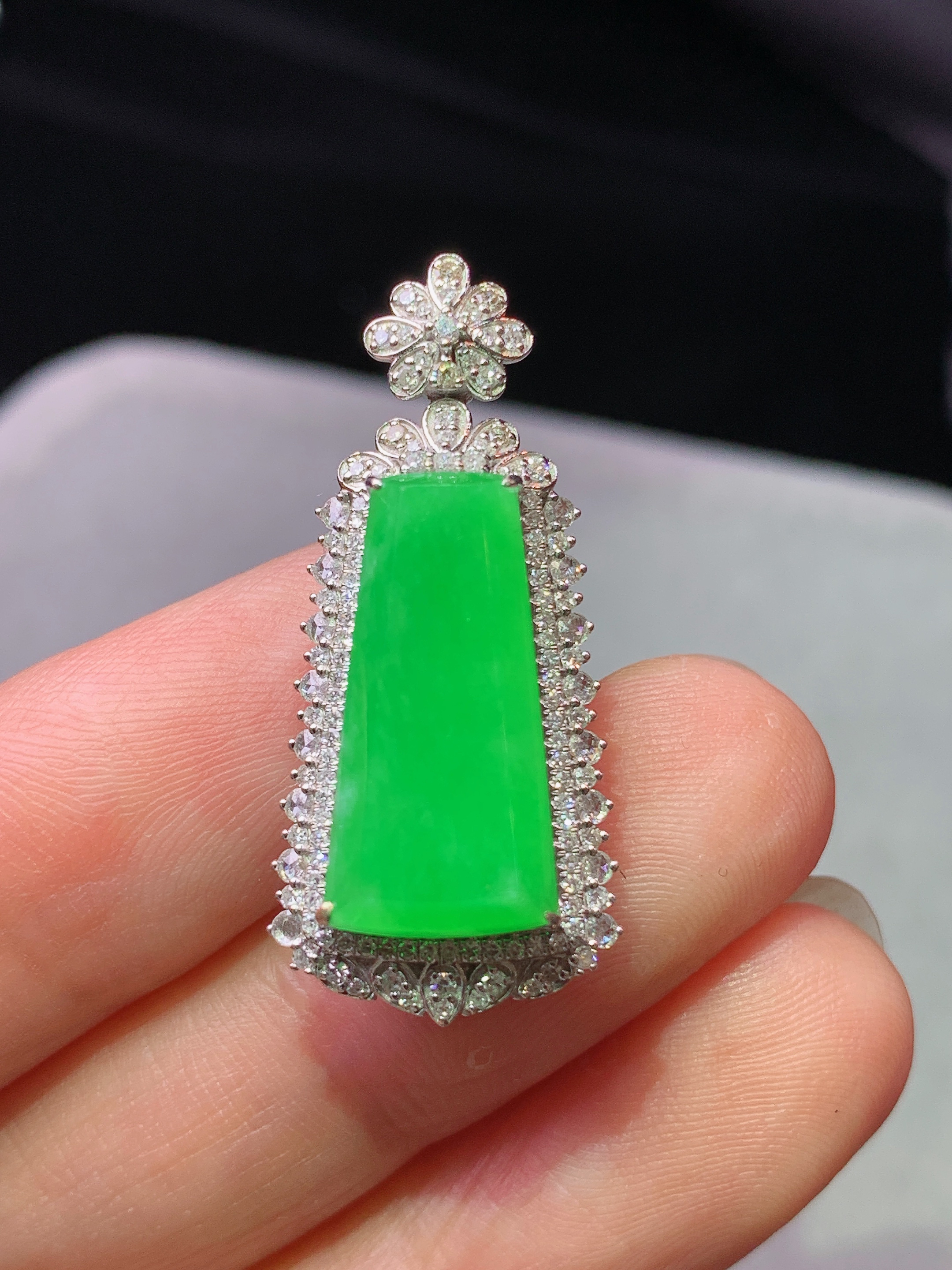 18k金钻镶嵌阳绿无事牌吊坠 玉质细腻 水润亮眼 色泽艳丽 整体尺寸30.6*13.8*9.3k1