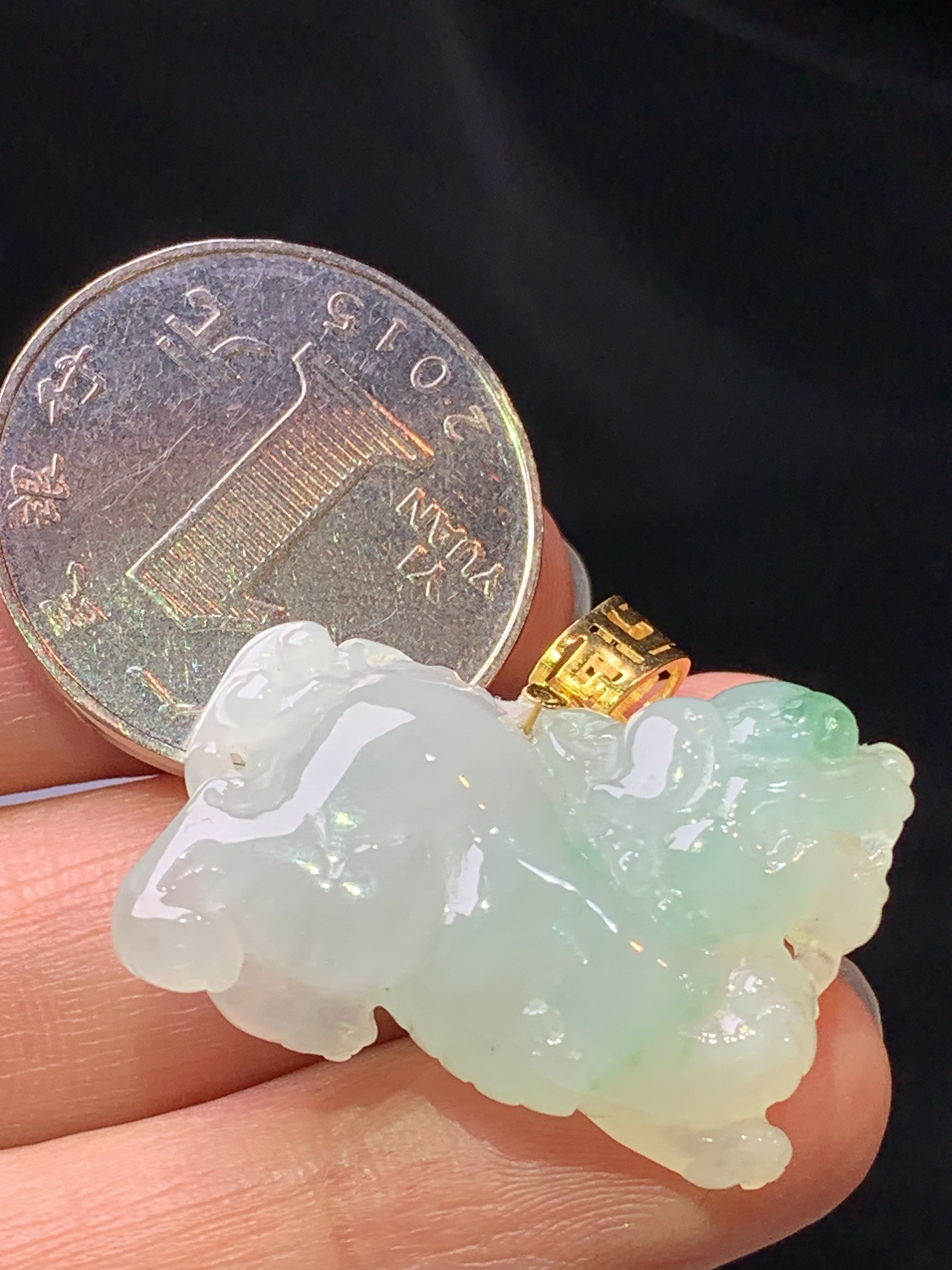 18k金镶嵌冰种唐马吊坠 玉质细腻 水润亮眼 色泽艳丽 整体尺寸24.3*28.8*9j1