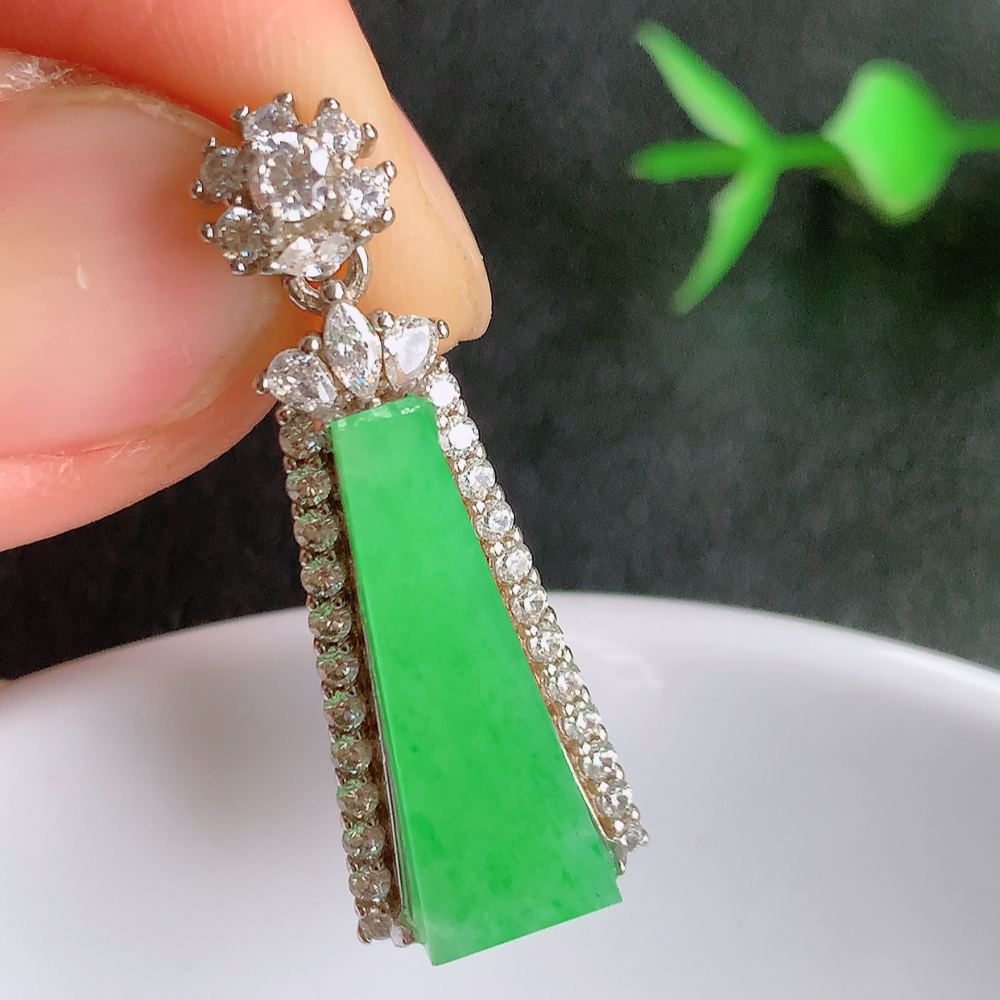 冰润满绿无事牌翡翠吊坠，平平安安，万事如意，沁人心脾，清秀高雅， 925银饰镶嵌   W357.13 整体尺寸：34.5-12.5-7.3mm    裸石尺寸：21.8-8.2mm