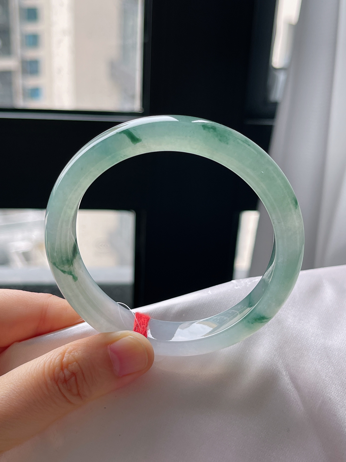 正圈57.7圈口，翡翠冰糯种飘绿手镯