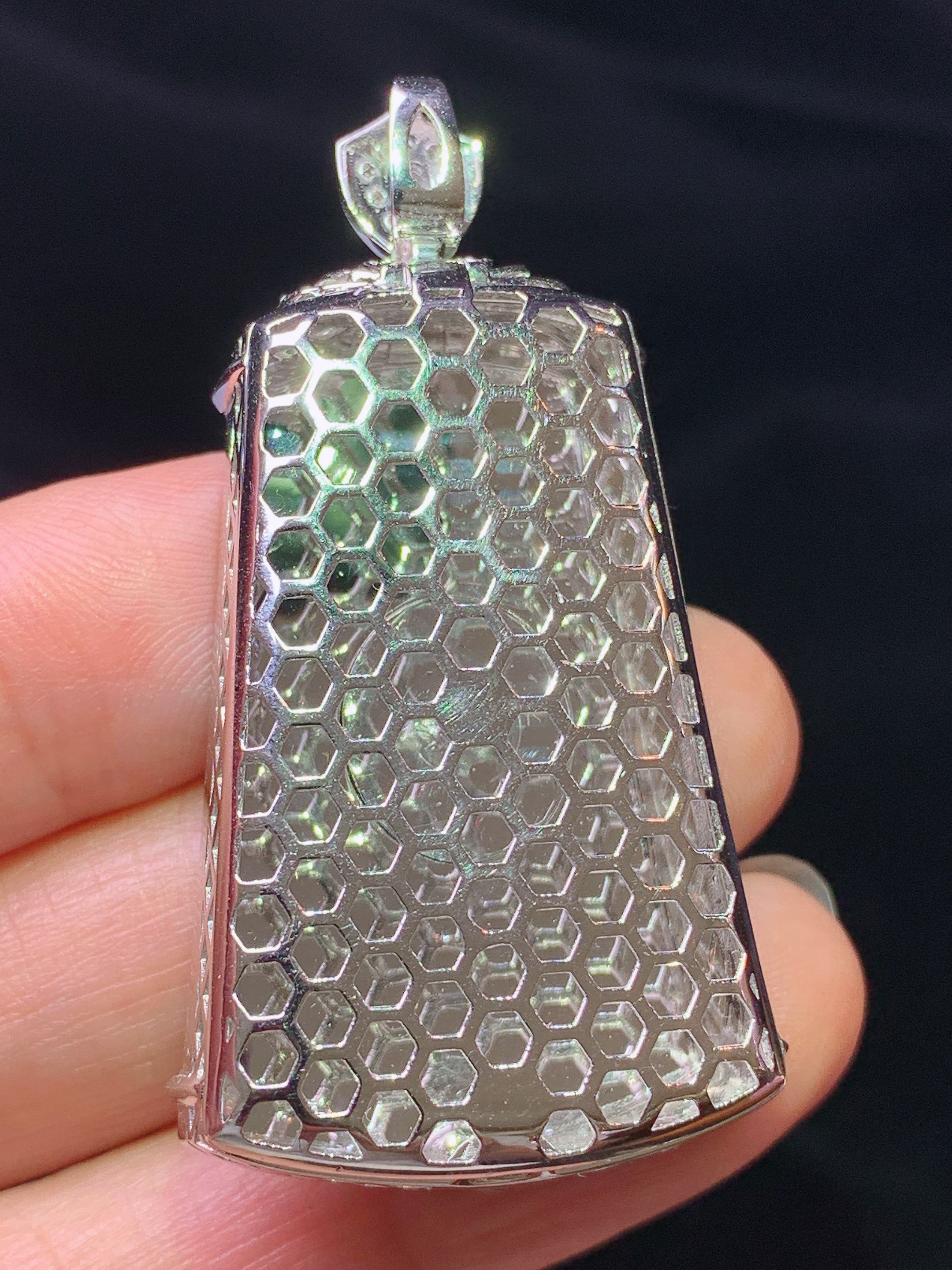 18k金钻镶嵌阳绿无事牌吊坠 玉质细腻 水润亮眼 色泽艳丽 整体尺寸48*25*9.2f1