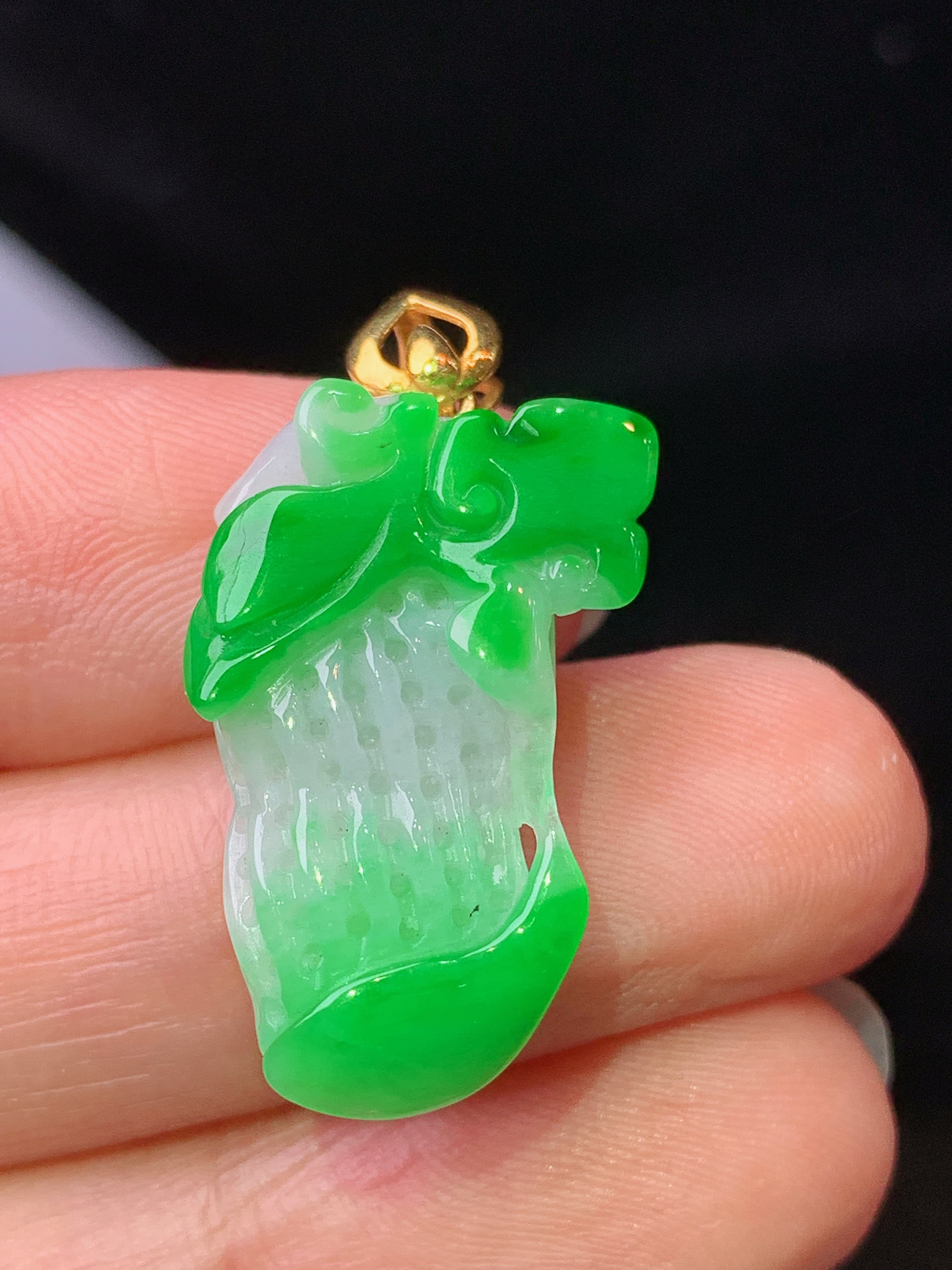 18k金镶嵌飘阳绿花生吊坠 玉质细腻 水润亮眼 色泽艳丽 整体尺寸29*15.3*8z1