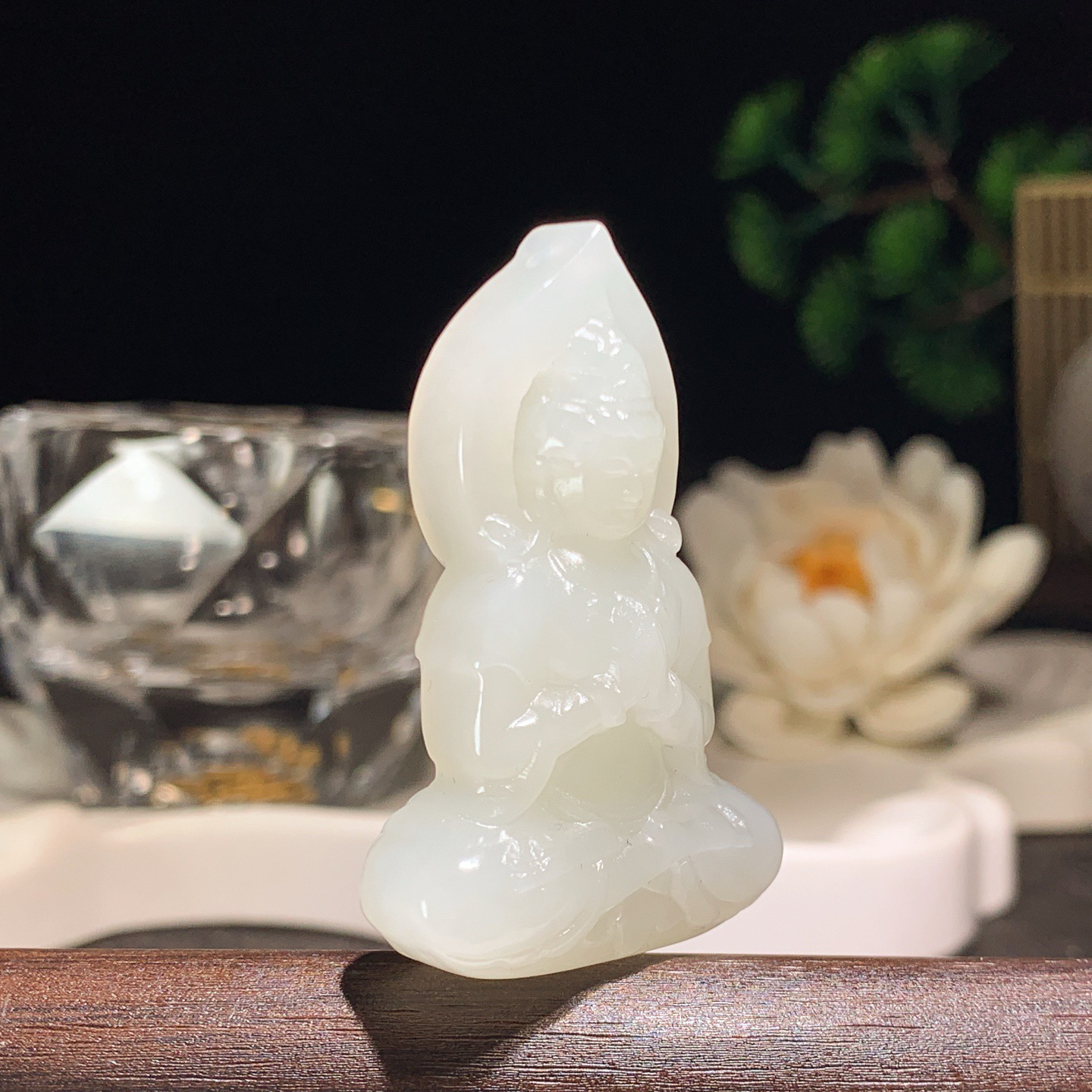 新疆和田玉坐观音挂件。尺寸45/30/12重21克。玉质细腻油润。手推出油。佩戴高端典雅。lt260