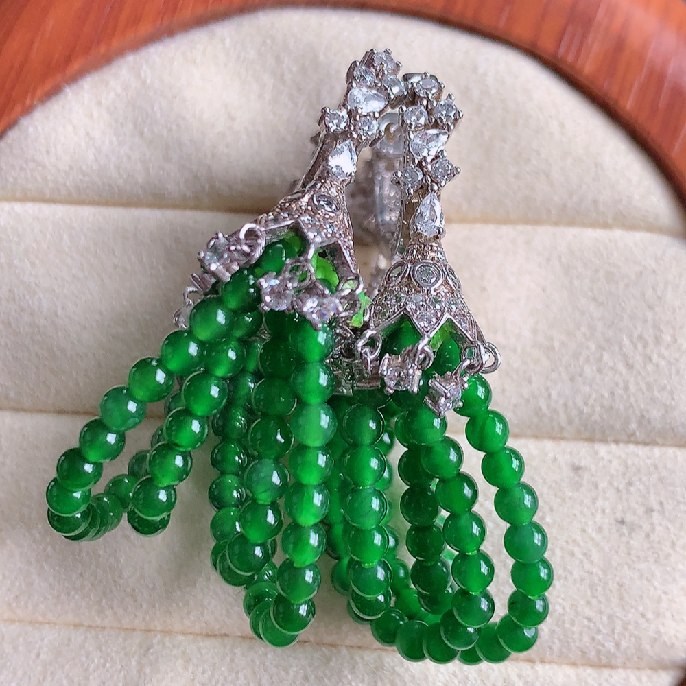 冰满绿翡翠925银镶嵌耳坠，自然光实拍，翠色灵动，颜色漂亮，种老水足，品相佳，佩戴佳品！W481.13 取一整体尺寸：41.5-30-12mm  裸石尺寸：3mm