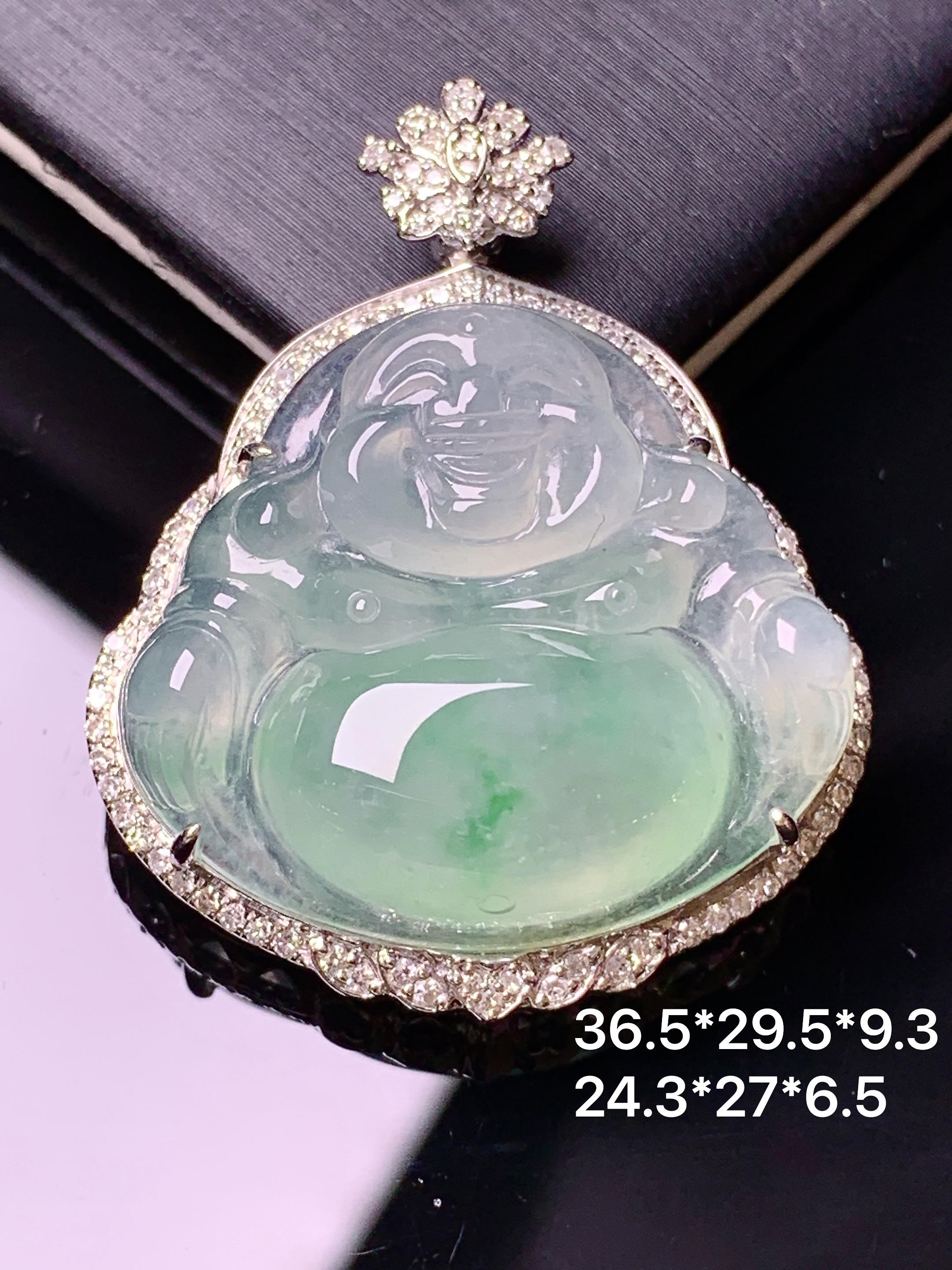 18k金钻镶嵌冰种飘绿佛公吊坠 玉质细腻 水润亮眼 色泽艳丽 整体尺寸36.5*29.5*9.3x1