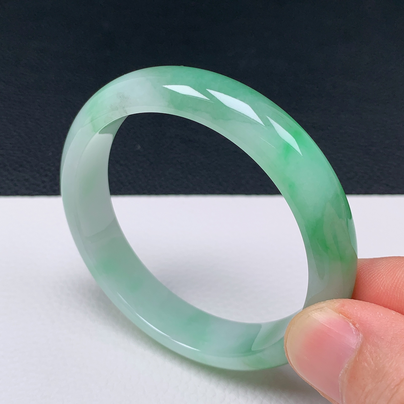 天然翡翠圈口54-55老坑冰透飘绿半山水手镯 玉质细腻 种水好 尺寸：54.5-12.1-6.8mm  M3