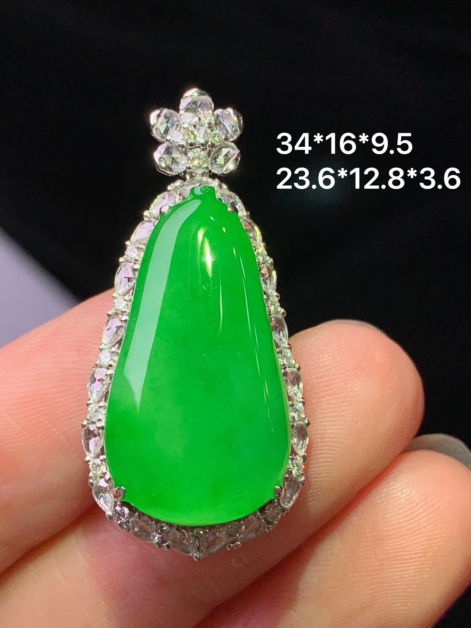 18k金钻镶嵌满绿福瓜吊坠 玉质细腻 水润亮眼 色泽艳丽 整体尺寸34*16*9.5g1