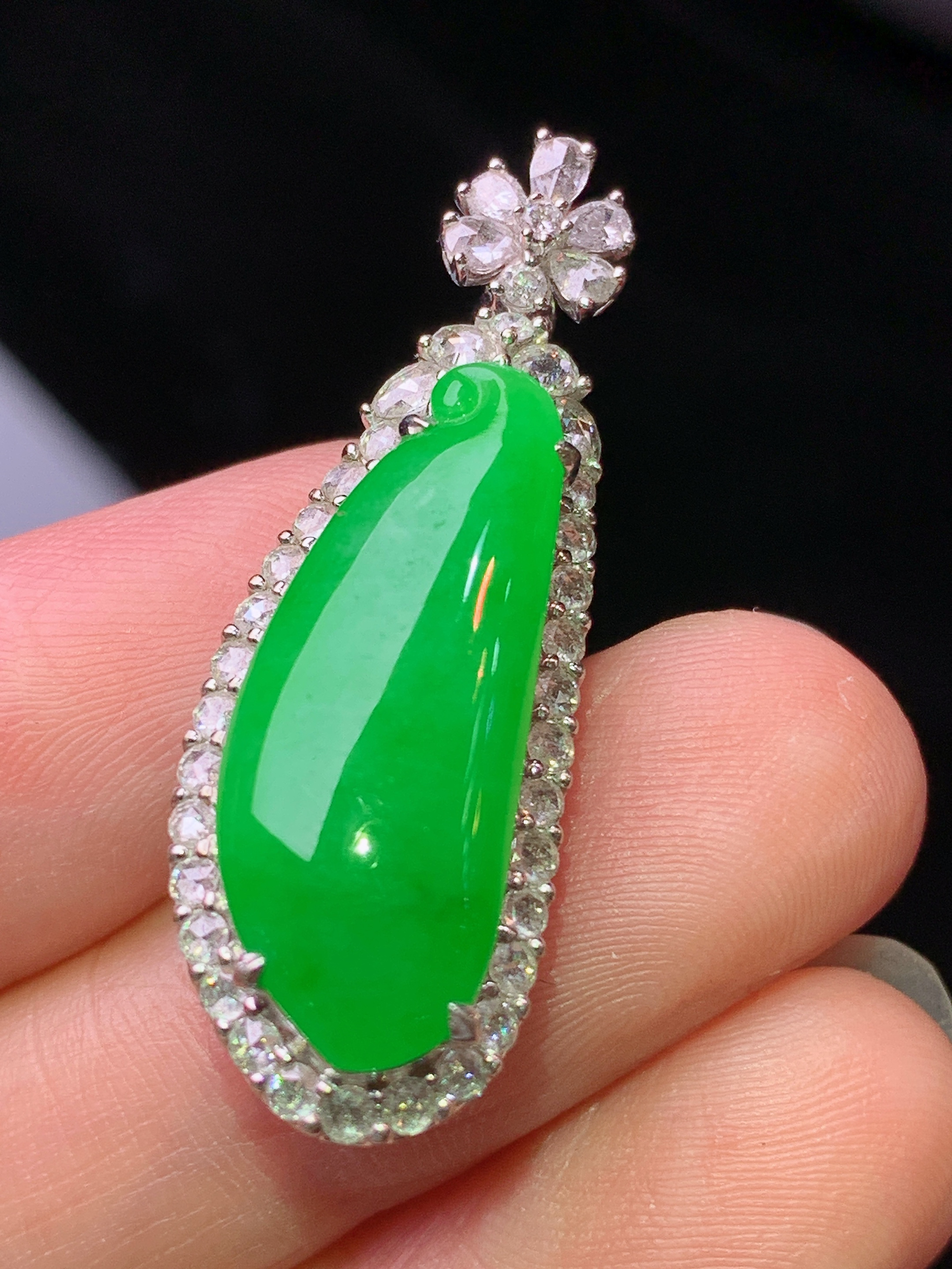 18k金钻镶嵌满绿福瓜吊坠 玉质细腻 色泽艳丽清新 水润亮眼 整体尺寸34.5*12.2*9.6s1