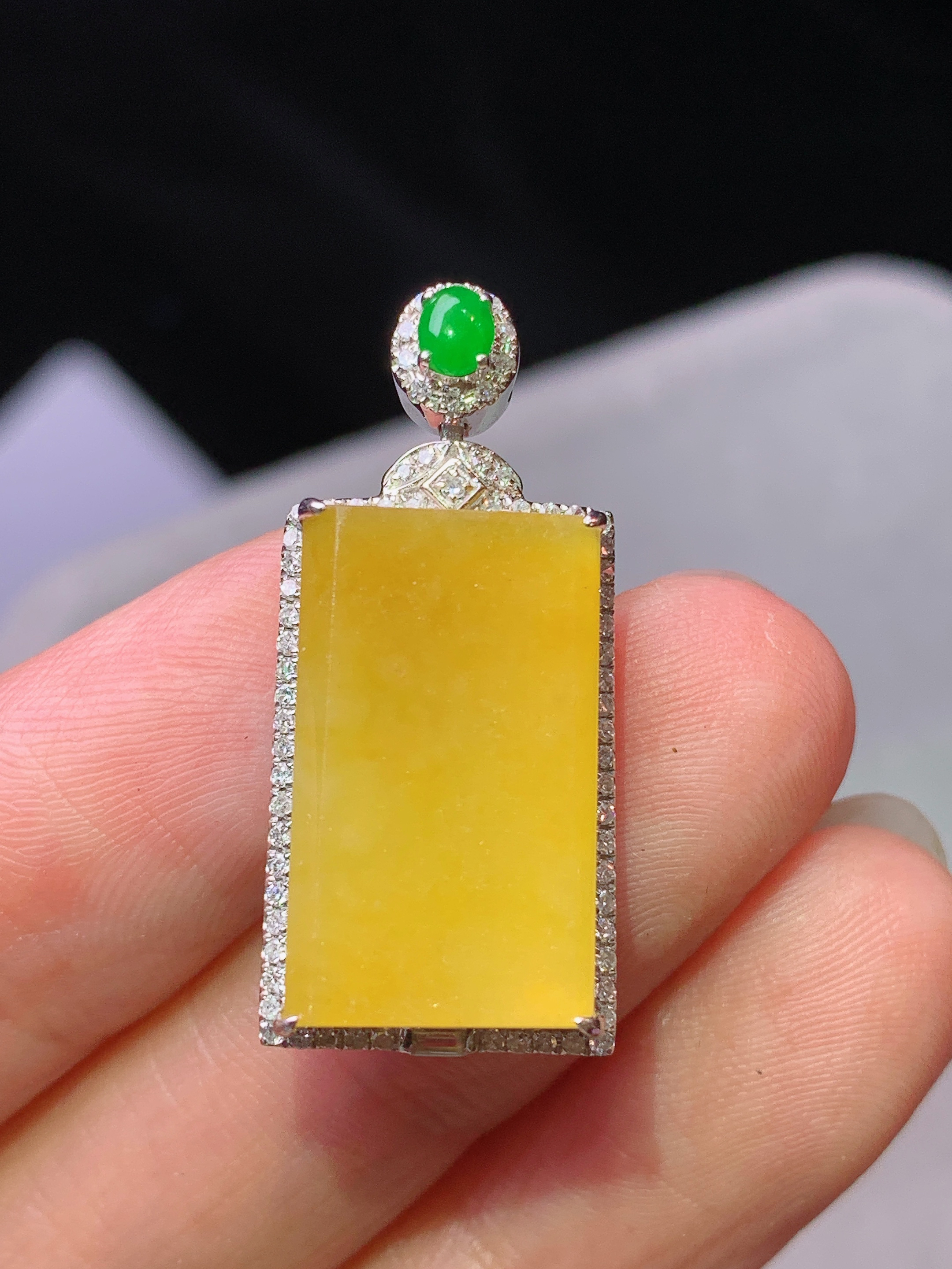 18k金钻镶嵌黄翡无事牌吊坠 玉质细腻 水润亮眼 色泽艳丽 整体尺寸28.2*12.8*6.6m5