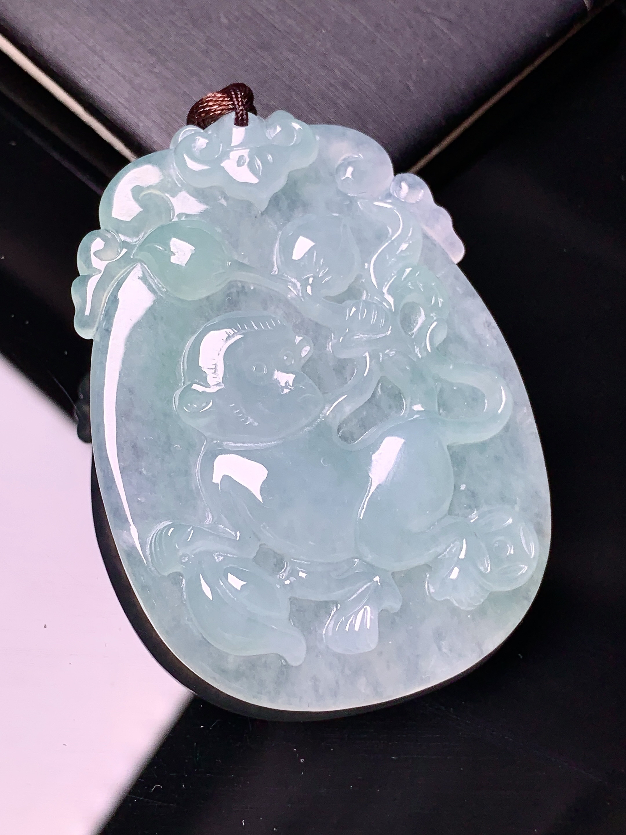 冰种灵猴献寿吊坠 玉质细腻 水润亮眼 色泽艳丽 整体尺寸51.5*37.6*5.5b2