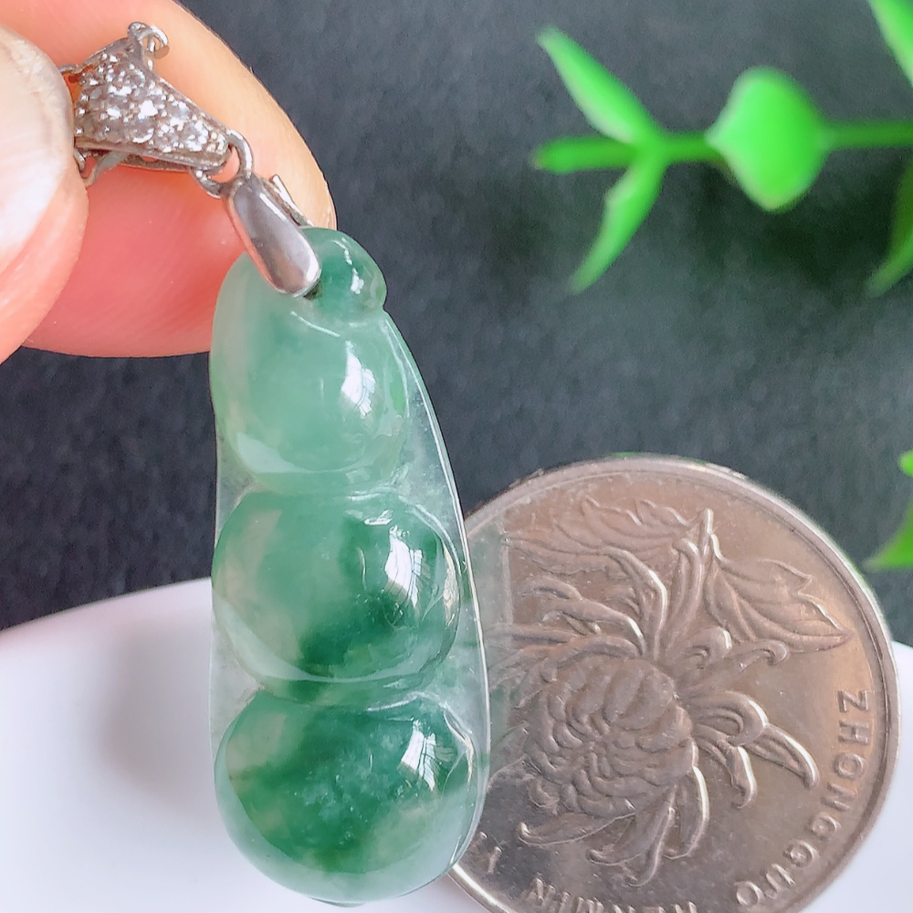 冰润飘花福豆翡翠挂件，老种飘花  冰清玉洁  胶感十足  寓意“四季平安，福气满满”颜色鲜艳，清新自然，饱满通透   925银饰扣头 W357.13  尺寸：32.3-13-6mm