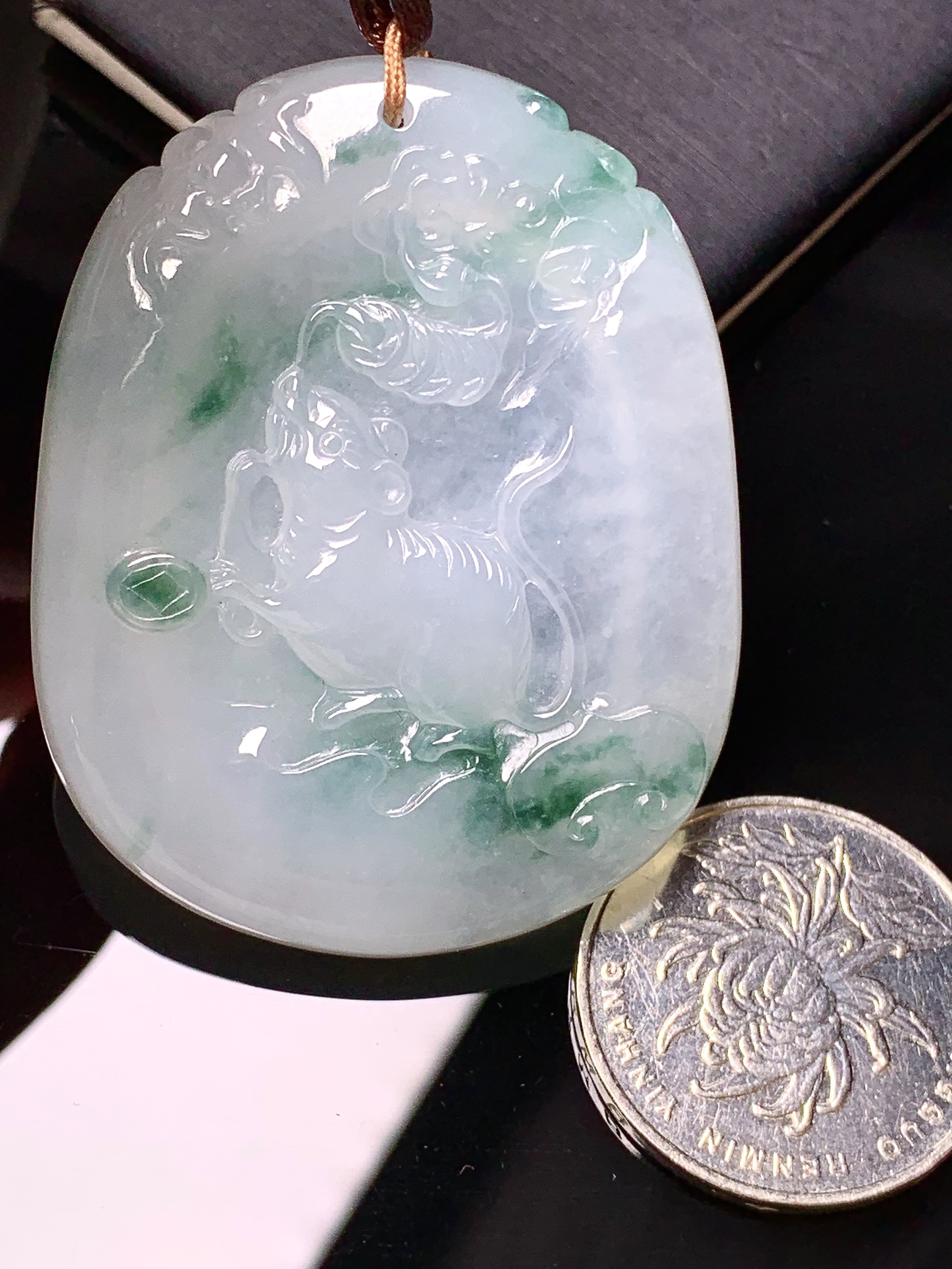 飘绿生肖鼠吊坠 玉质细腻 水润亮眼 色泽艳丽 整体尺寸51.3*40.8*6.2b2