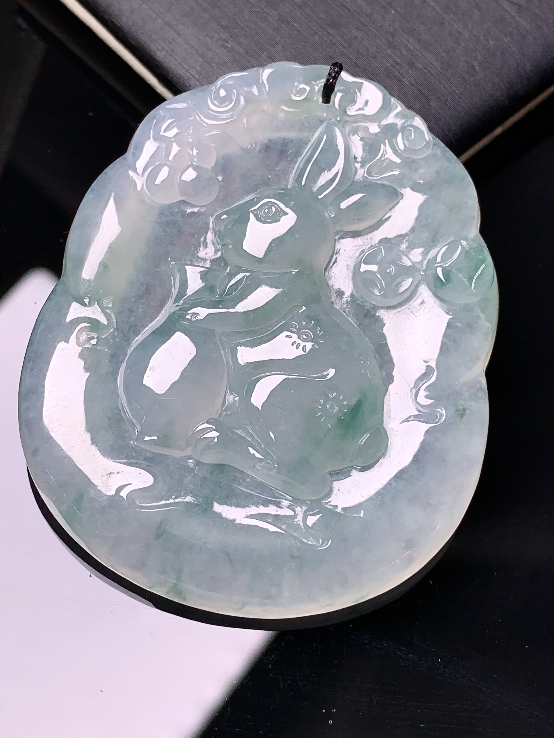 冰种生肖兔吊坠 玉质细腻 水润亮眼 色泽艳丽 整体尺寸49.6*40.3*6.6b2