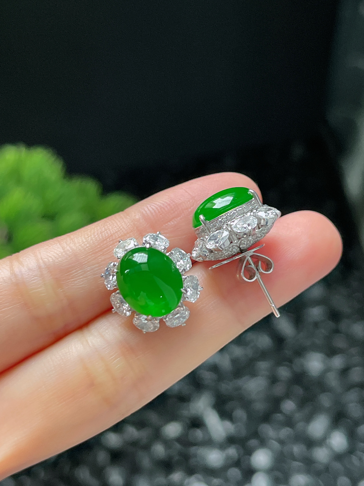 18k金翡翠冰满绿耳钉