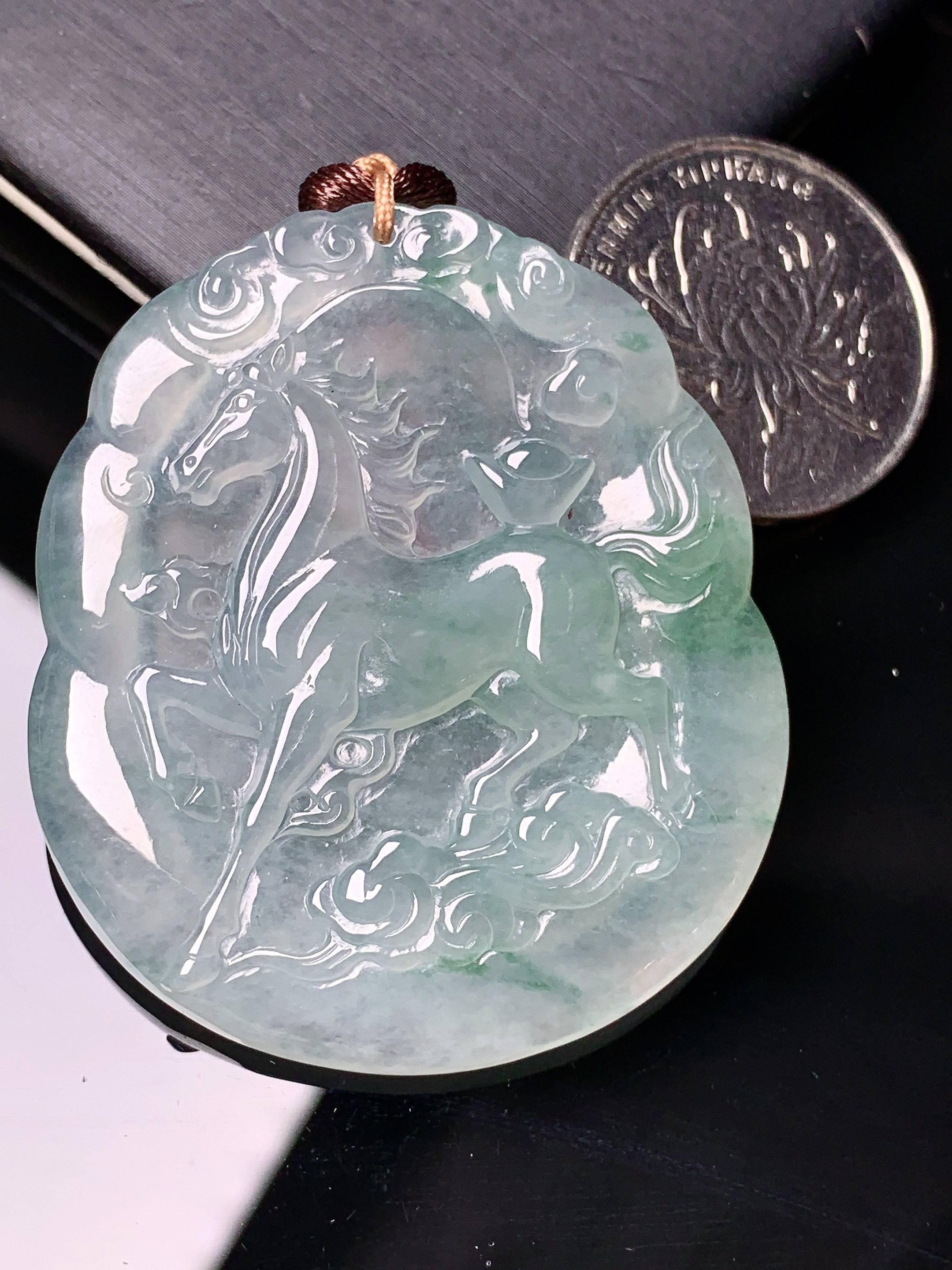 冰种飘绿生肖马牌吊坠 玉质细腻 水润亮眼 色泽艳丽 整体尺寸48.2*41.5*5b2