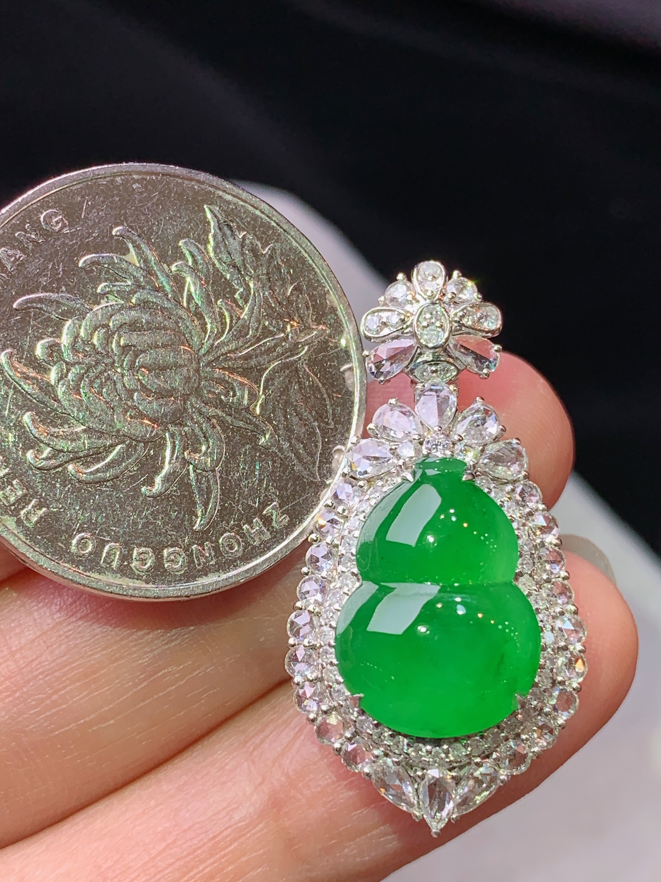 18k金钻镶嵌满绿葫芦吊坠 玉质细腻 色泽艳丽清新 水润亮眼 整体尺寸32.3*16.6*10.5h1