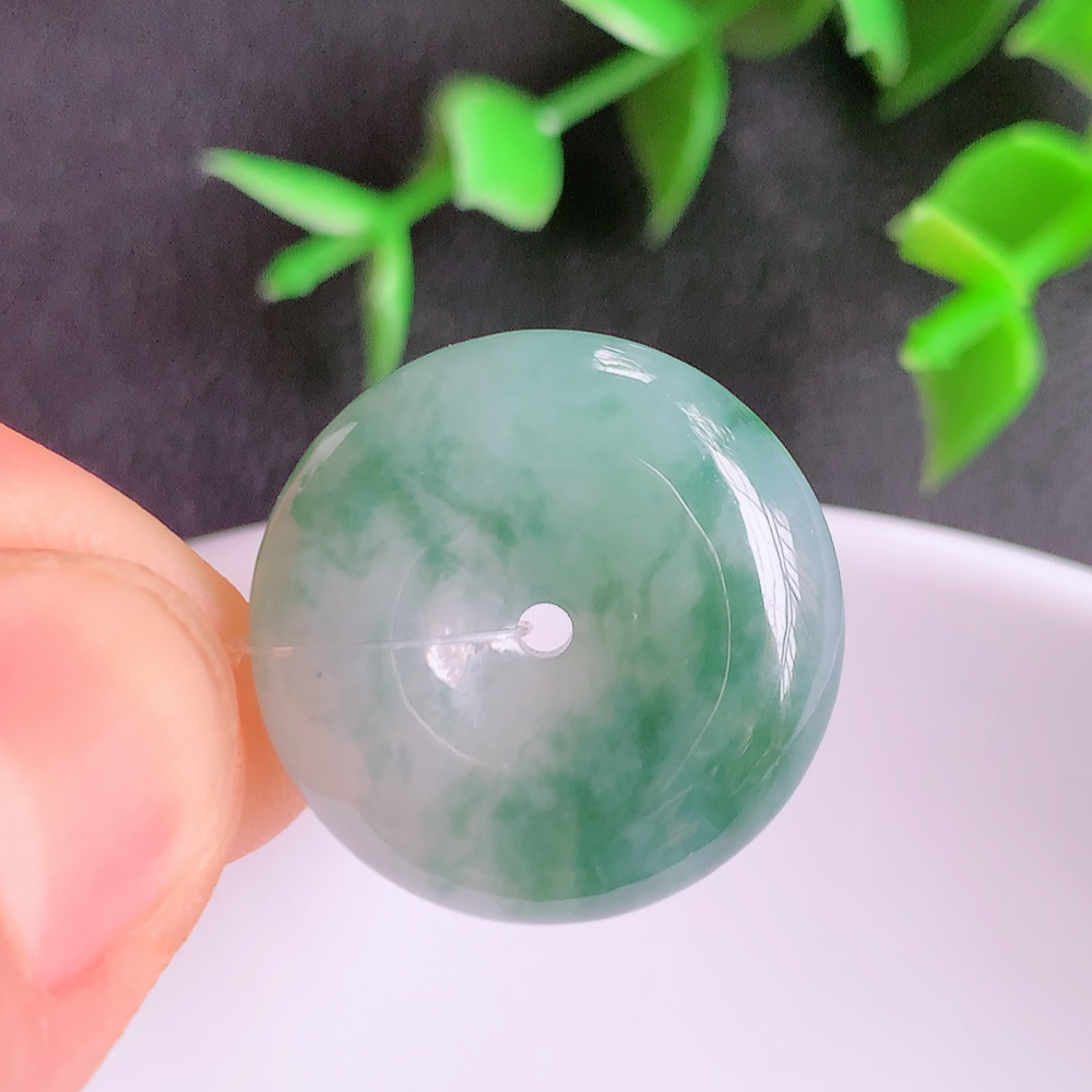 冰润飘花平安扣吊坠，厚装饱满，冰润剔透，细腻水足，种质润泽，飘花灵动，佩戴优雅大气，W49.13   尺寸：21.5-6.2mm