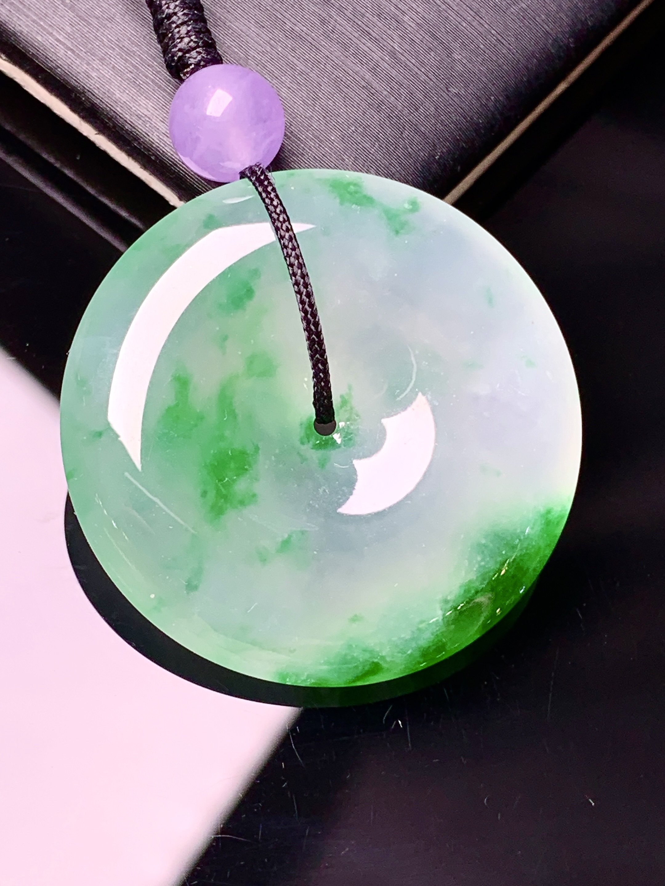 飘绿平安扣吊坠 玉质细腻 色泽艳丽清新 水润亮眼 整体尺寸28.5*5.6d3