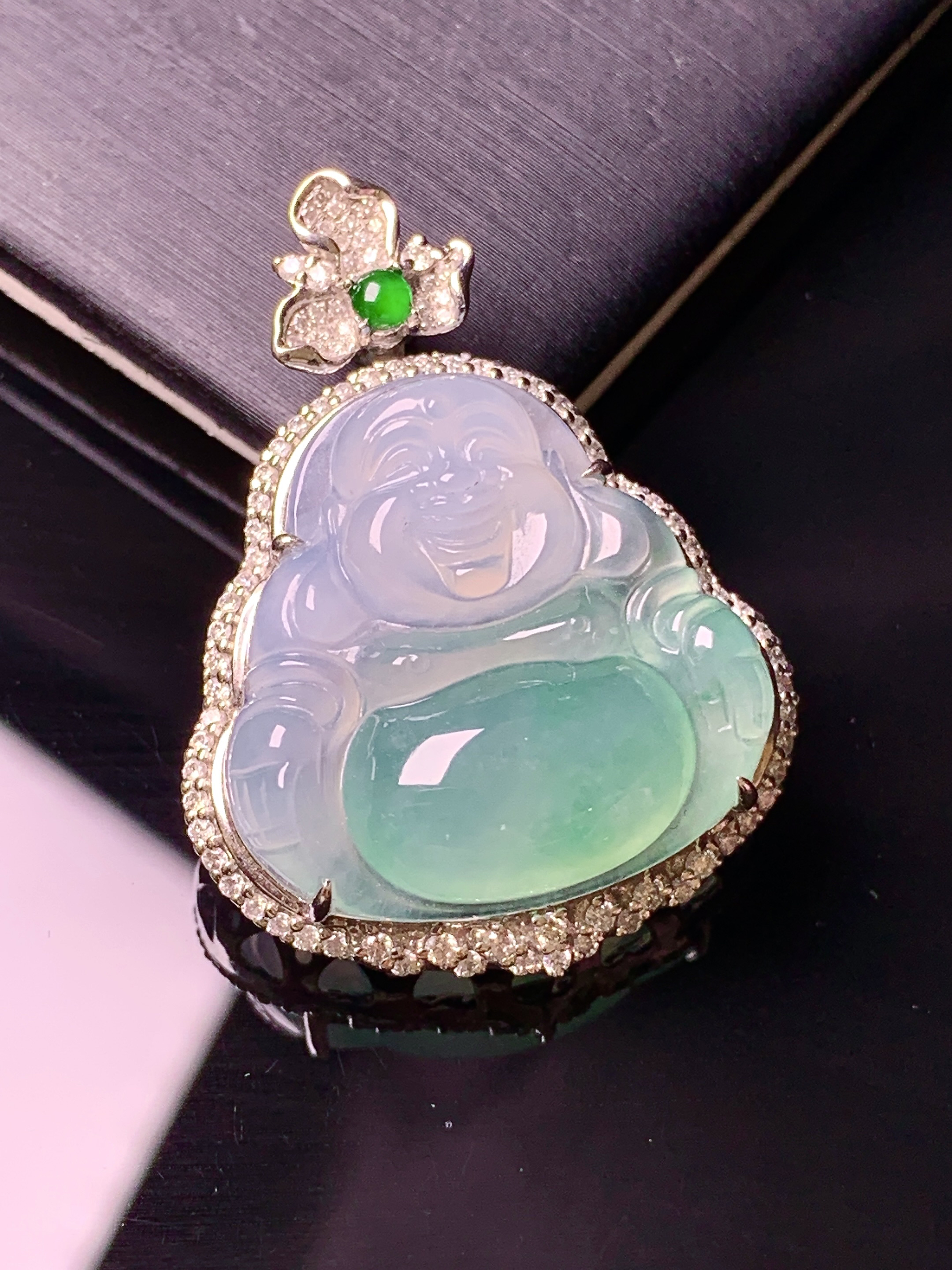 18k金钻镶嵌飘绿佛公吊坠 玉质细腻 水润亮眼 色泽艳丽 整体尺寸34.2*25.6*10.8k1