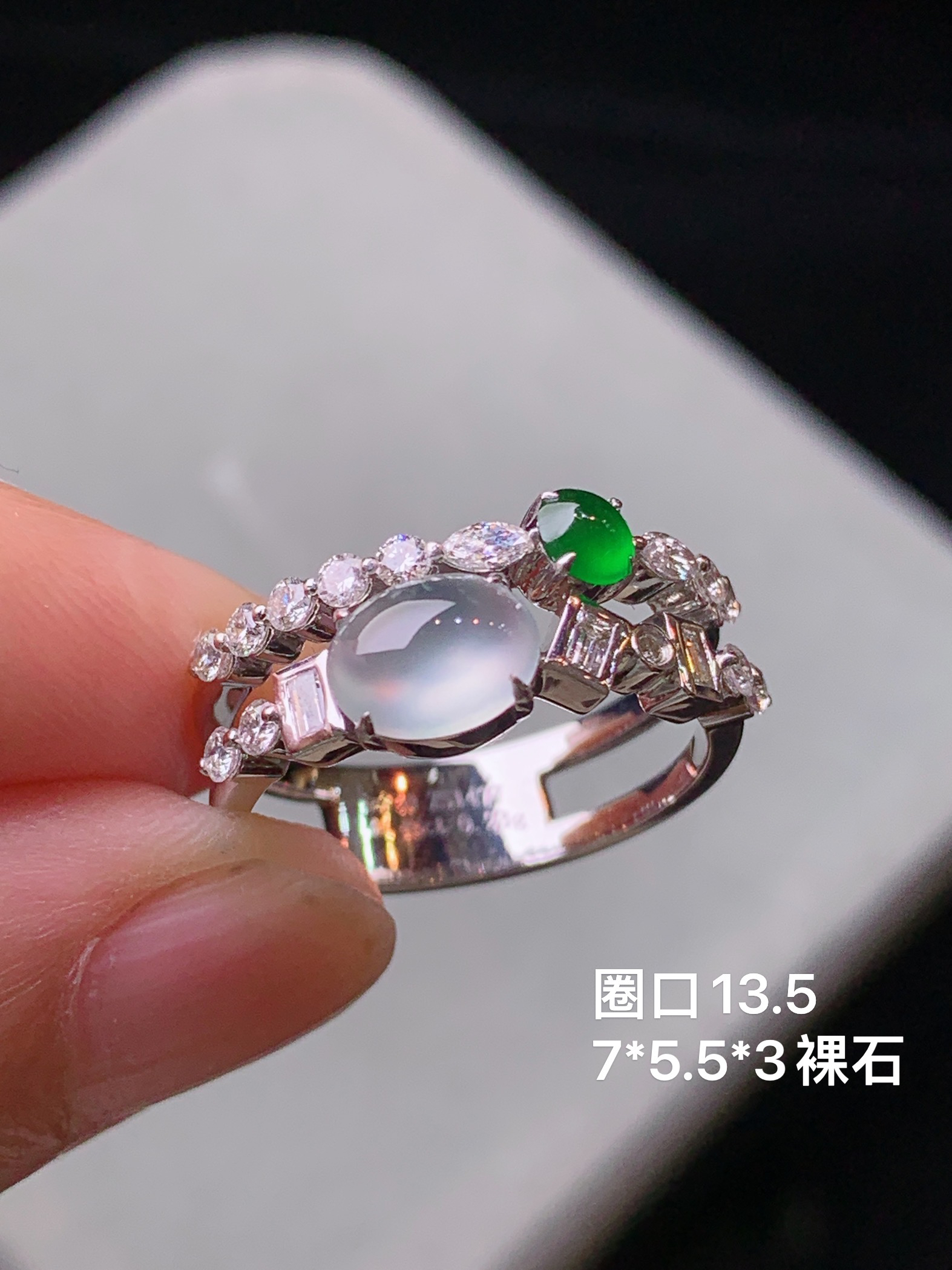 18k金钻镶嵌冰种蛋面戒指 玉质细腻 水润亮眼 色泽艳丽 圈口13.5 裸石尺寸7*5.5*3m5