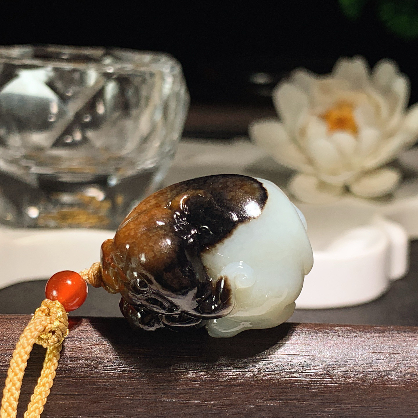 和田玉黑皮俄料大象挂件 尺寸31/23/17重22.8克。玉质细腻油润。手推出油。佩戴高端典雅。lt260413