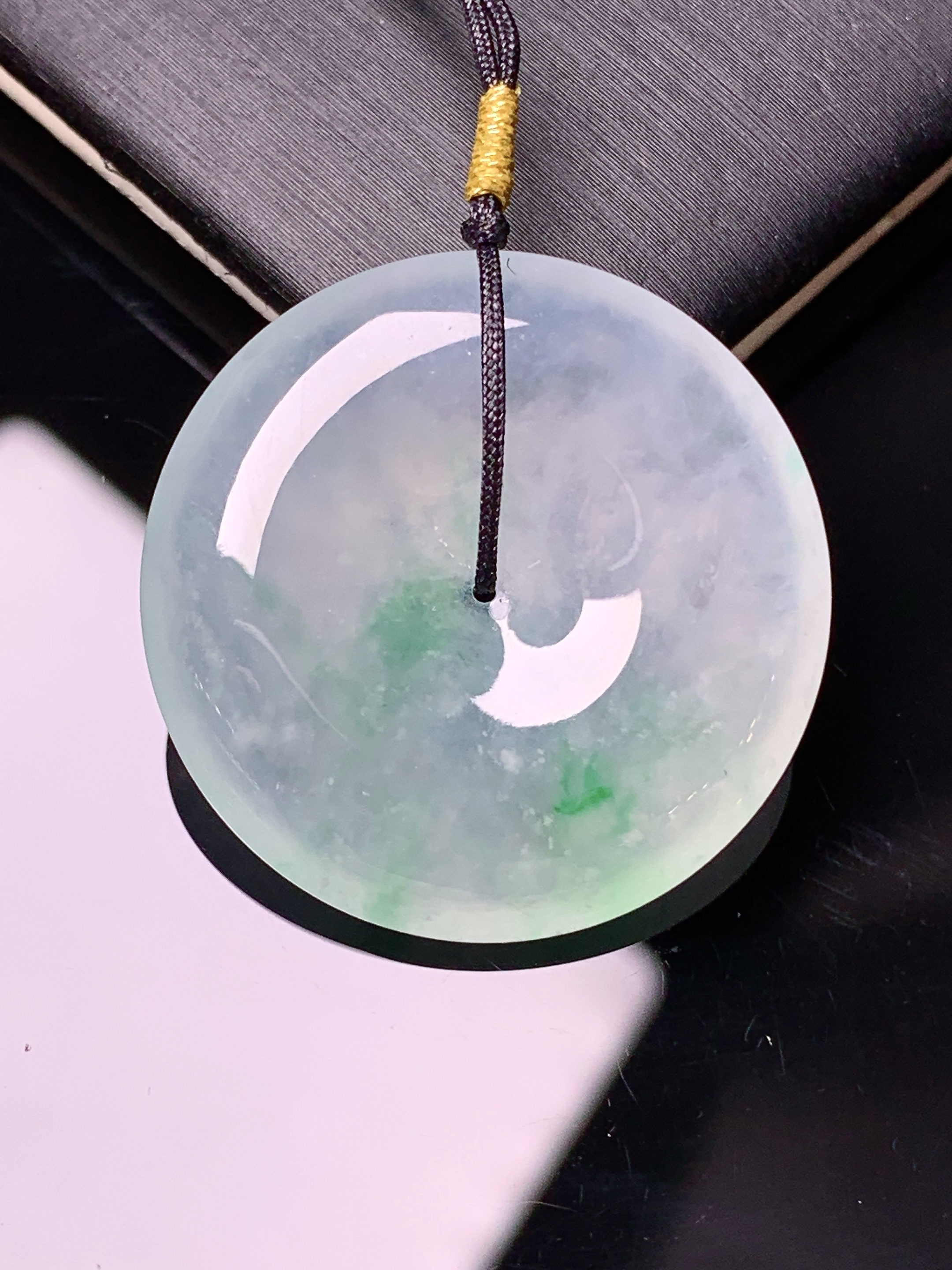 冰种飘绿平安扣吊坠 玉质细腻 色泽艳丽清新 水润亮眼 整体尺寸27.2*5.8d3