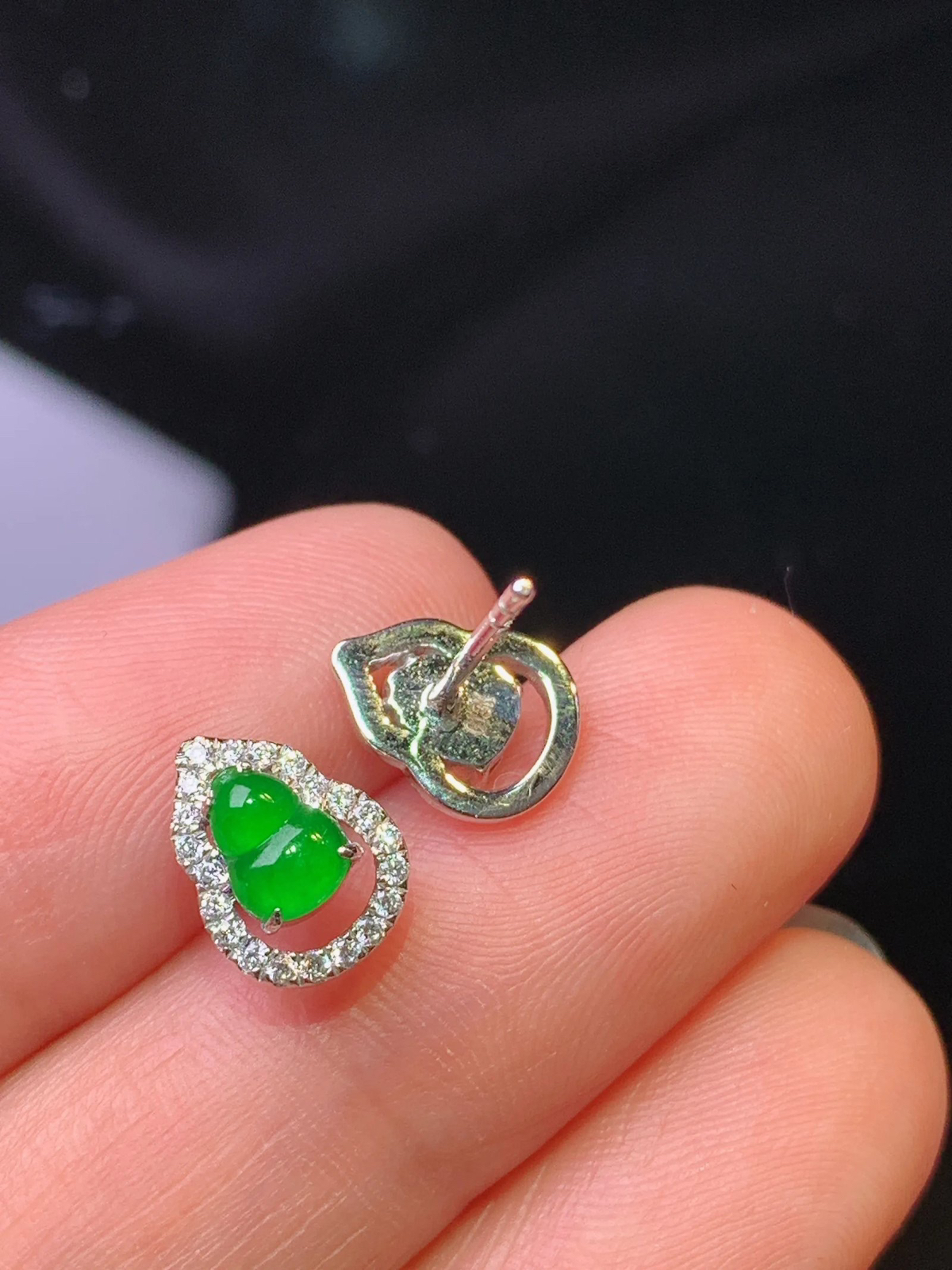 18k金钻镶嵌满绿葫芦耳钉 玉质细腻 色泽清新艳丽 整体尺寸9.6*7.2*3.5