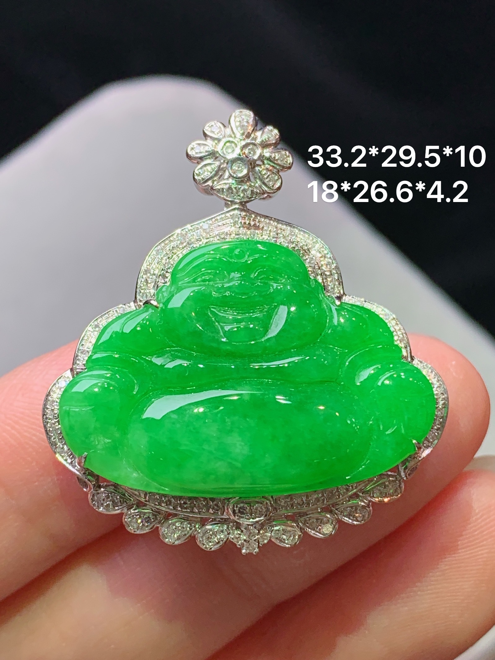 18k金钻镶嵌满阳绿佛公吊坠 玉质细腻 色泽艳丽清新 水润亮眼 整体尺寸33.2*29.5*10m2